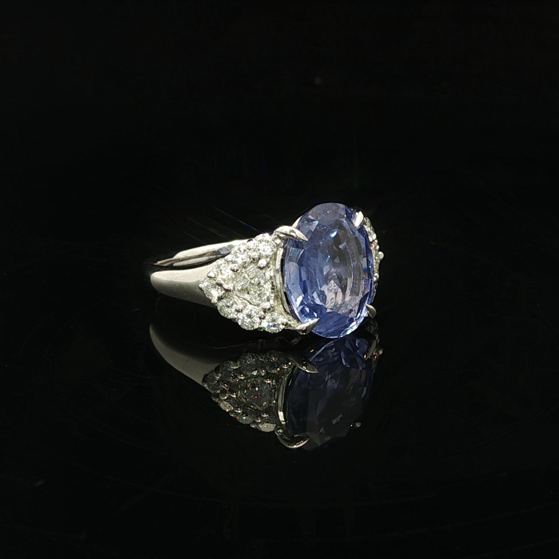 Taglio brillante Platino GIA 5,11ctw Senza calore Zaffiro ovale di Ceylon con diamante trilione laterale Anello in vendita