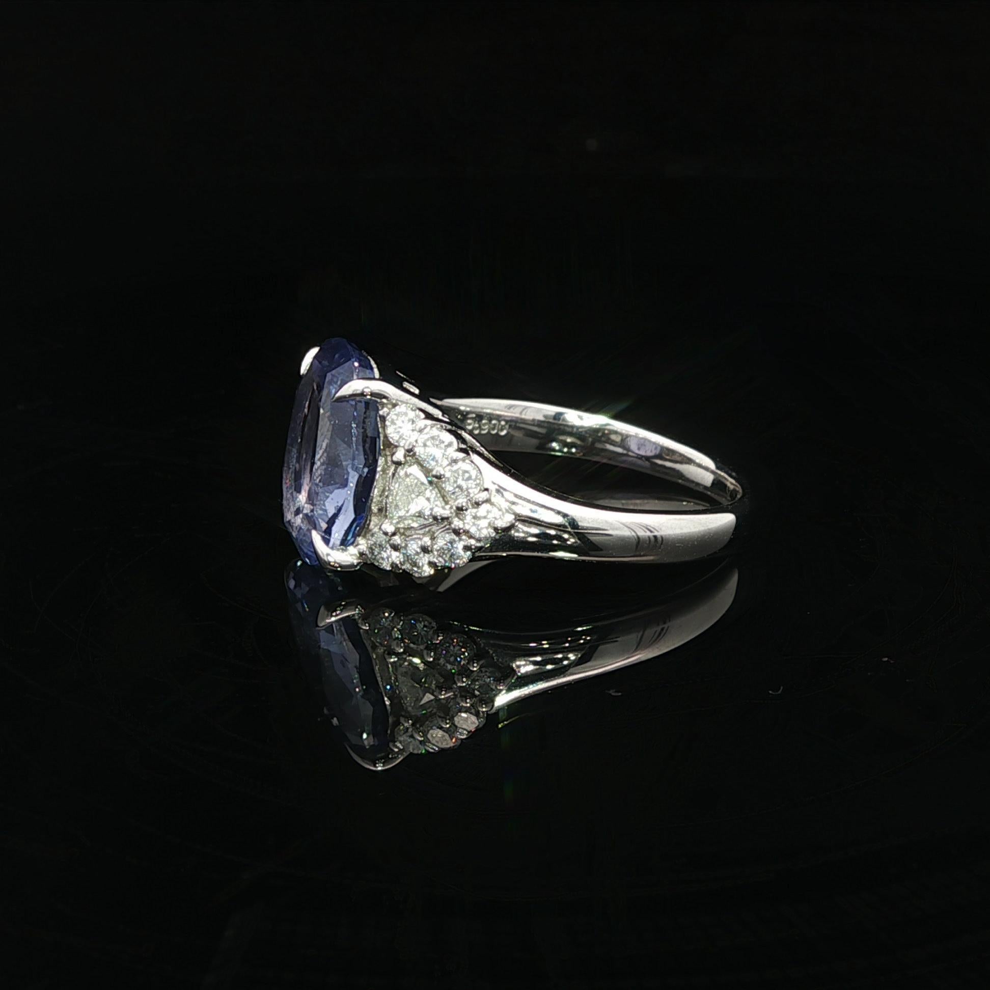 Donna Platino GIA 5,11ctw Senza calore Zaffiro ovale di Ceylon con diamante trilione laterale Anello in vendita