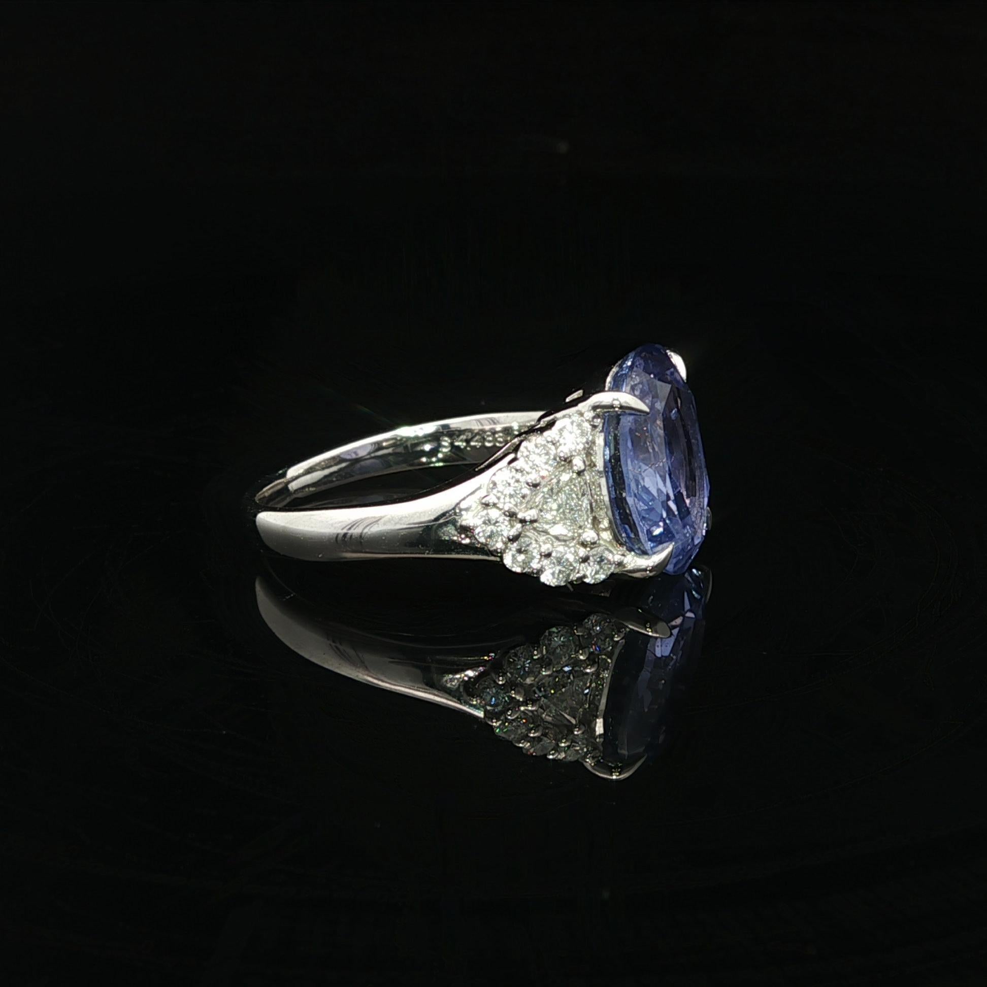 Platino GIA 5,11ctw Senza calore Zaffiro ovale di Ceylon con diamante trilione laterale Anello in vendita 1