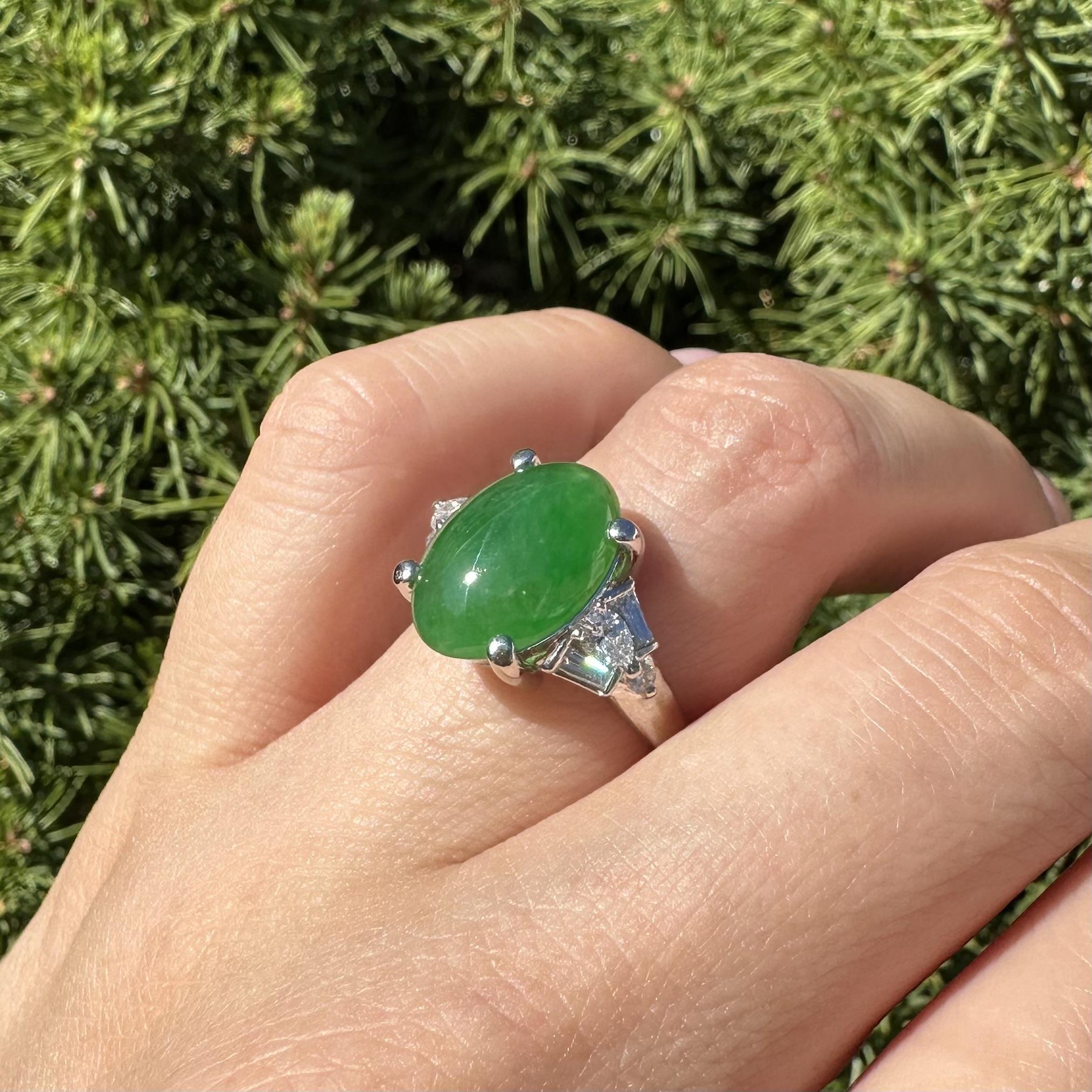 Platin GIA 5,57ct hohe Qualität Rich Green Burma A Jade w / Diamant-Akzente Ring im Zustand „Hervorragend“ im Angebot in Montclair, NJ