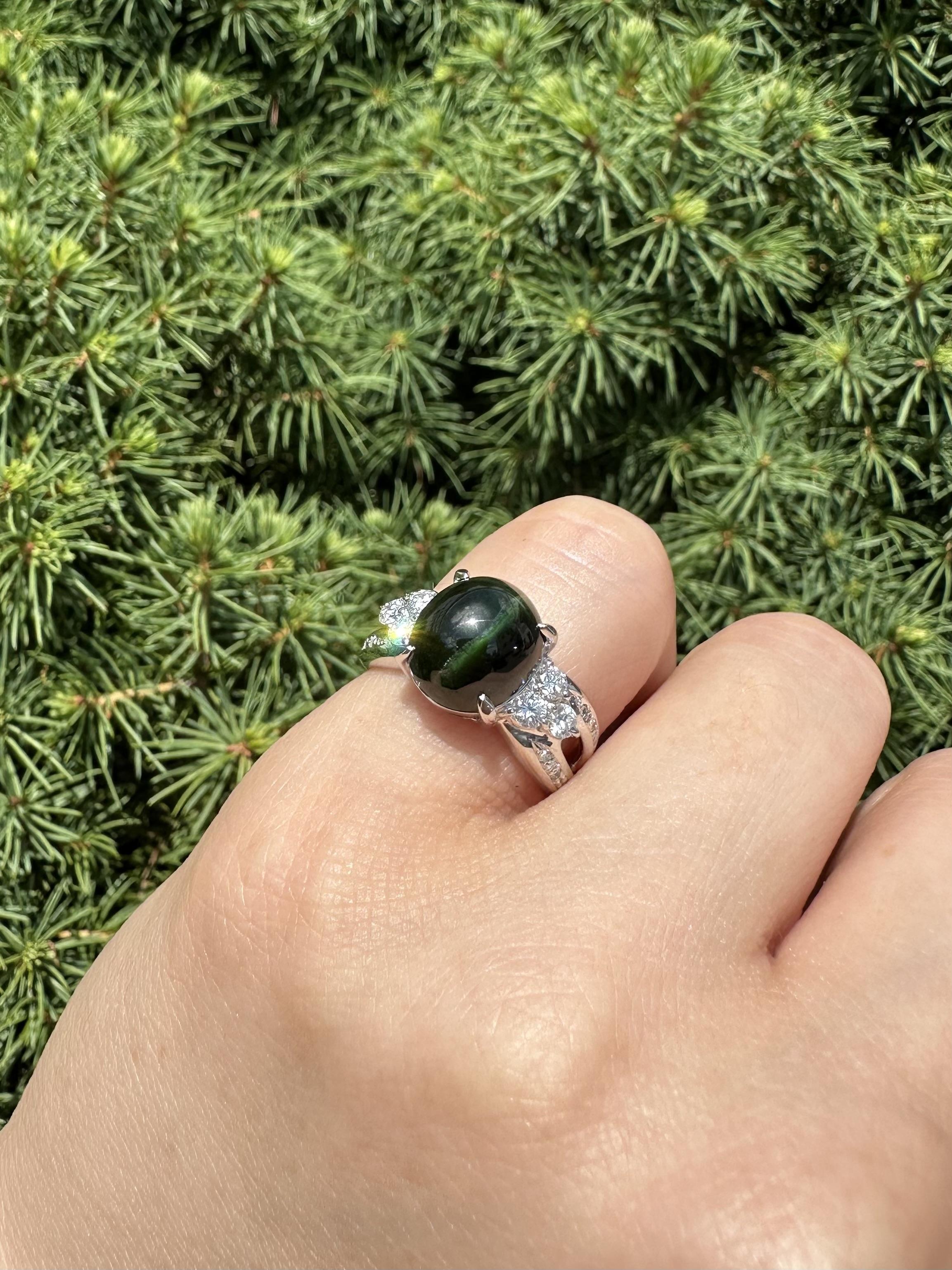 Platin GIA 5,5ctw VIVID Cat's Eye Deep Green Turmalin w / Diamant-Seiten Ring im Angebot 8