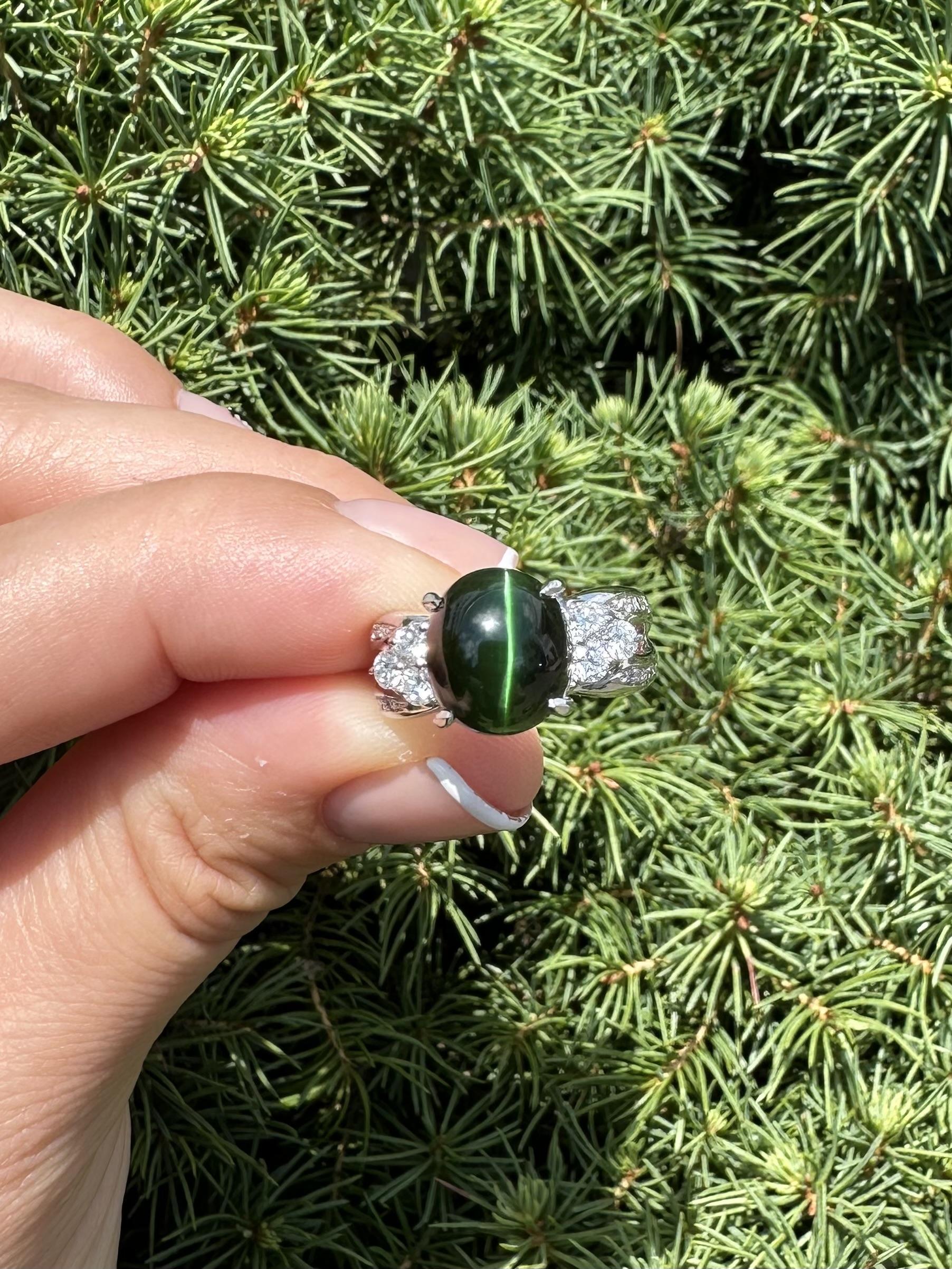 Platin GIA 5,5ctw VIVID Cat's Eye Deep Green Turmalin w / Diamant-Seiten Ring im Angebot 9