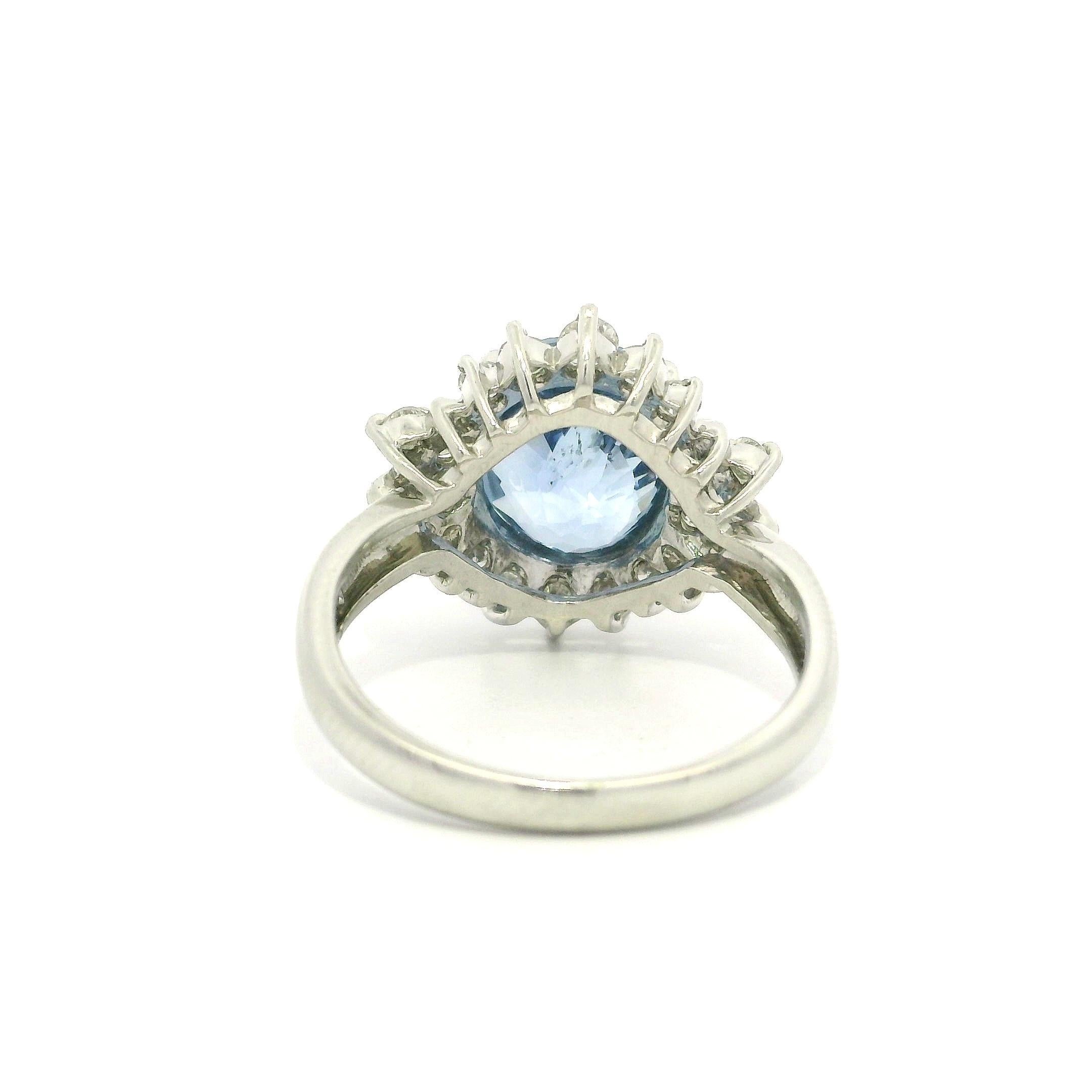 Platino GIA 5,74ctw Senza Calore Zaffiro Blu Periwinkle Ceylon Anello con diamante aureolato in vendita 5