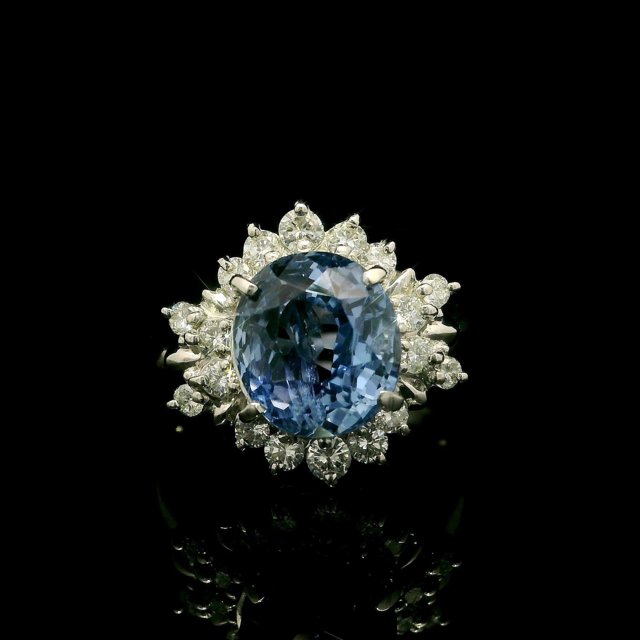 Platino GIA 5,74ctw Senza Calore Zaffiro Blu Periwinkle Ceylon Anello con diamante aureolato in vendita 9