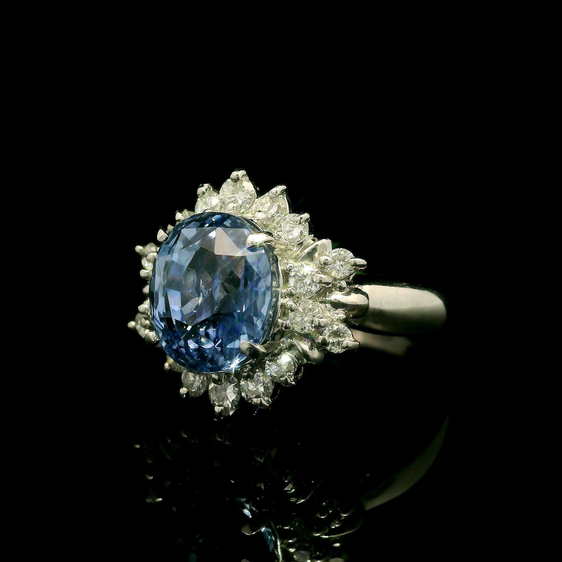 Platino GIA 5,74ctw Senza Calore Zaffiro Blu Periwinkle Ceylon Anello con diamante aureolato in vendita 10