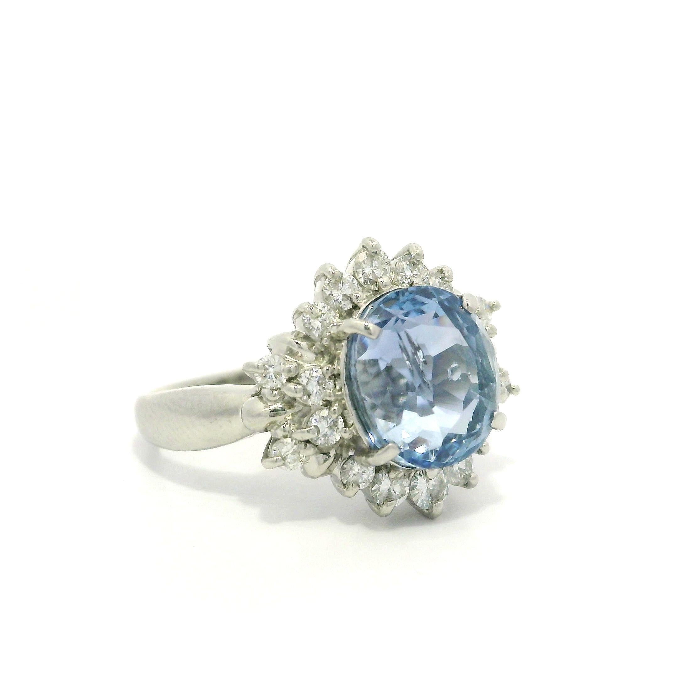 Platino GIA 5,74ctw Senza Calore Zaffiro Blu Periwinkle Ceylon Anello con diamante aureolato in vendita 12