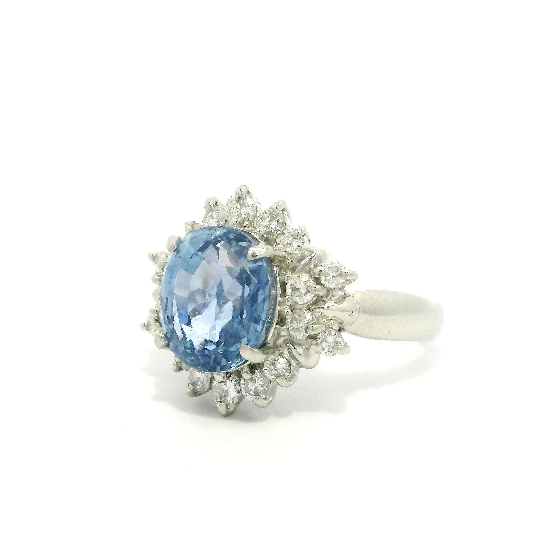 Platino GIA 5,74ctw Senza Calore Zaffiro Blu Periwinkle Ceylon Anello con diamante aureolato in vendita 13