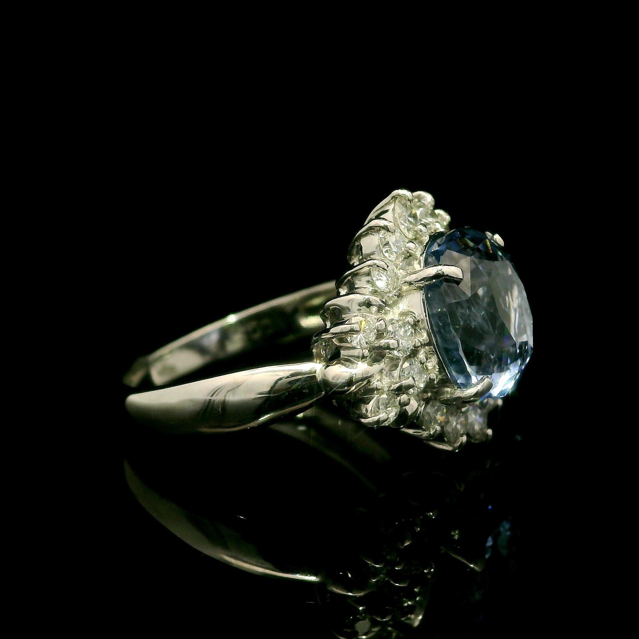 Taglio brillante Platino GIA 5,74ctw Senza Calore Zaffiro Blu Periwinkle Ceylon Anello con diamante aureolato in vendita