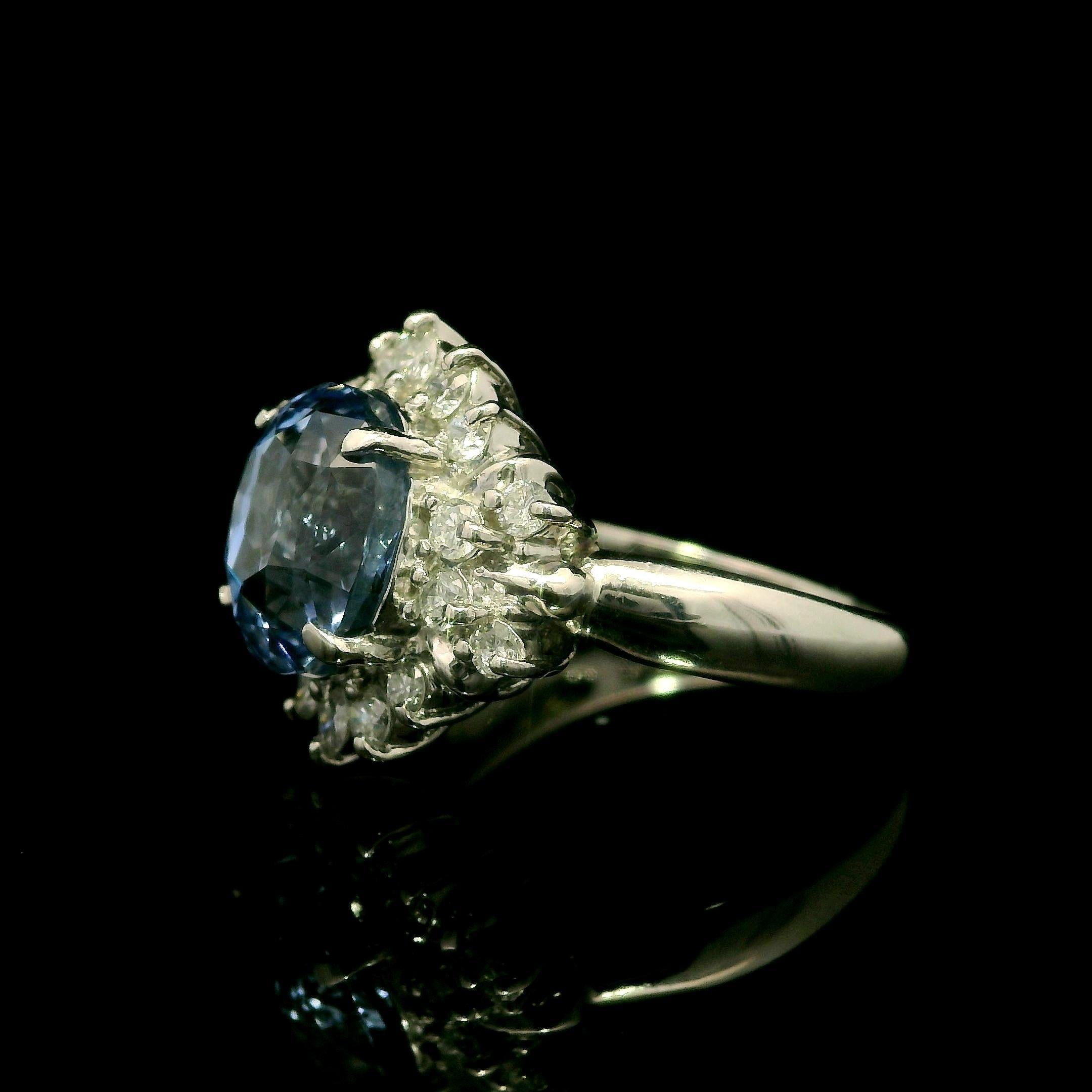 Platino GIA 5,74ctw Senza Calore Zaffiro Blu Periwinkle Ceylon Anello con diamante aureolato In condizioni ottime in vendita a Montclair, NJ