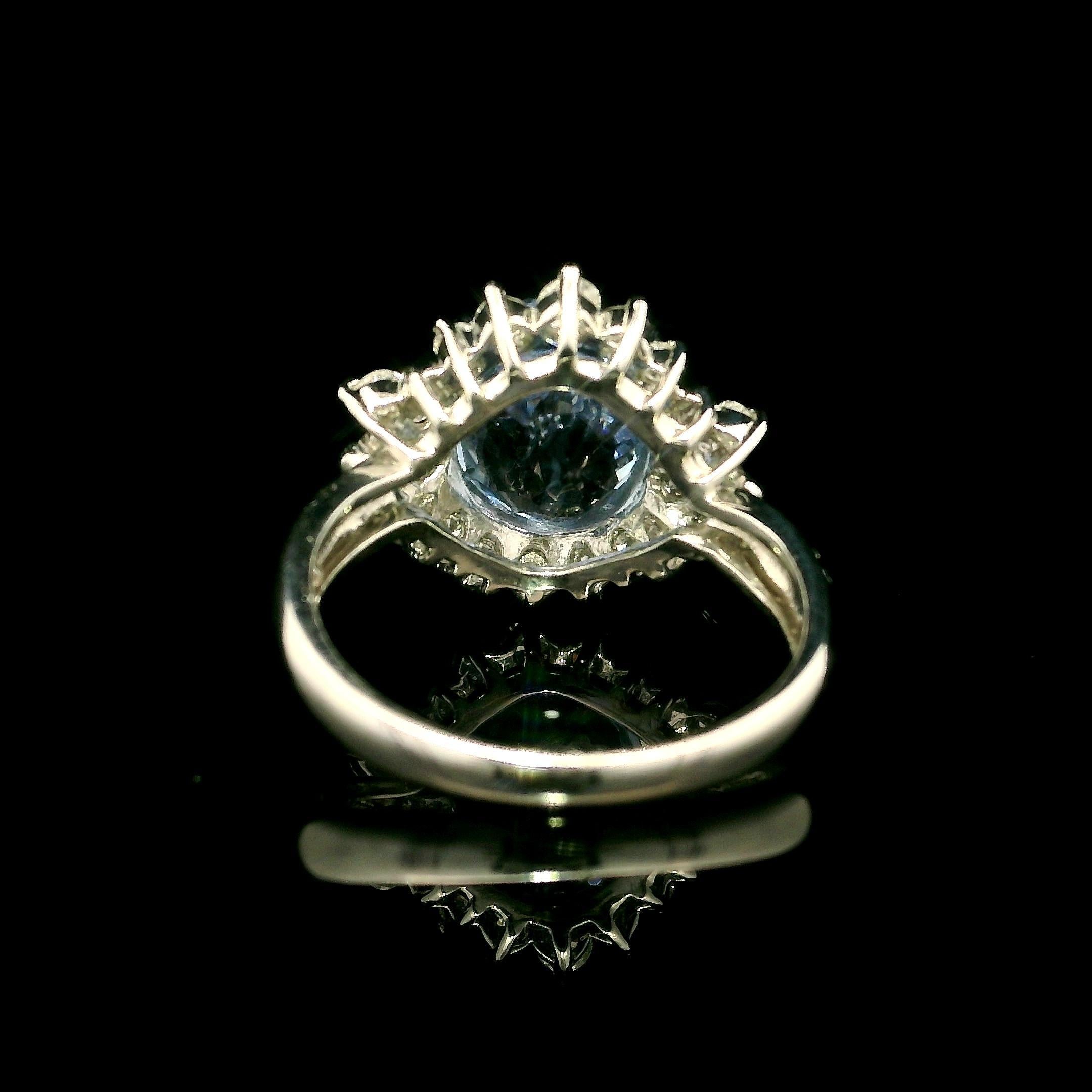 Donna Platino GIA 5,74ctw Senza Calore Zaffiro Blu Periwinkle Ceylon Anello con diamante aureolato in vendita