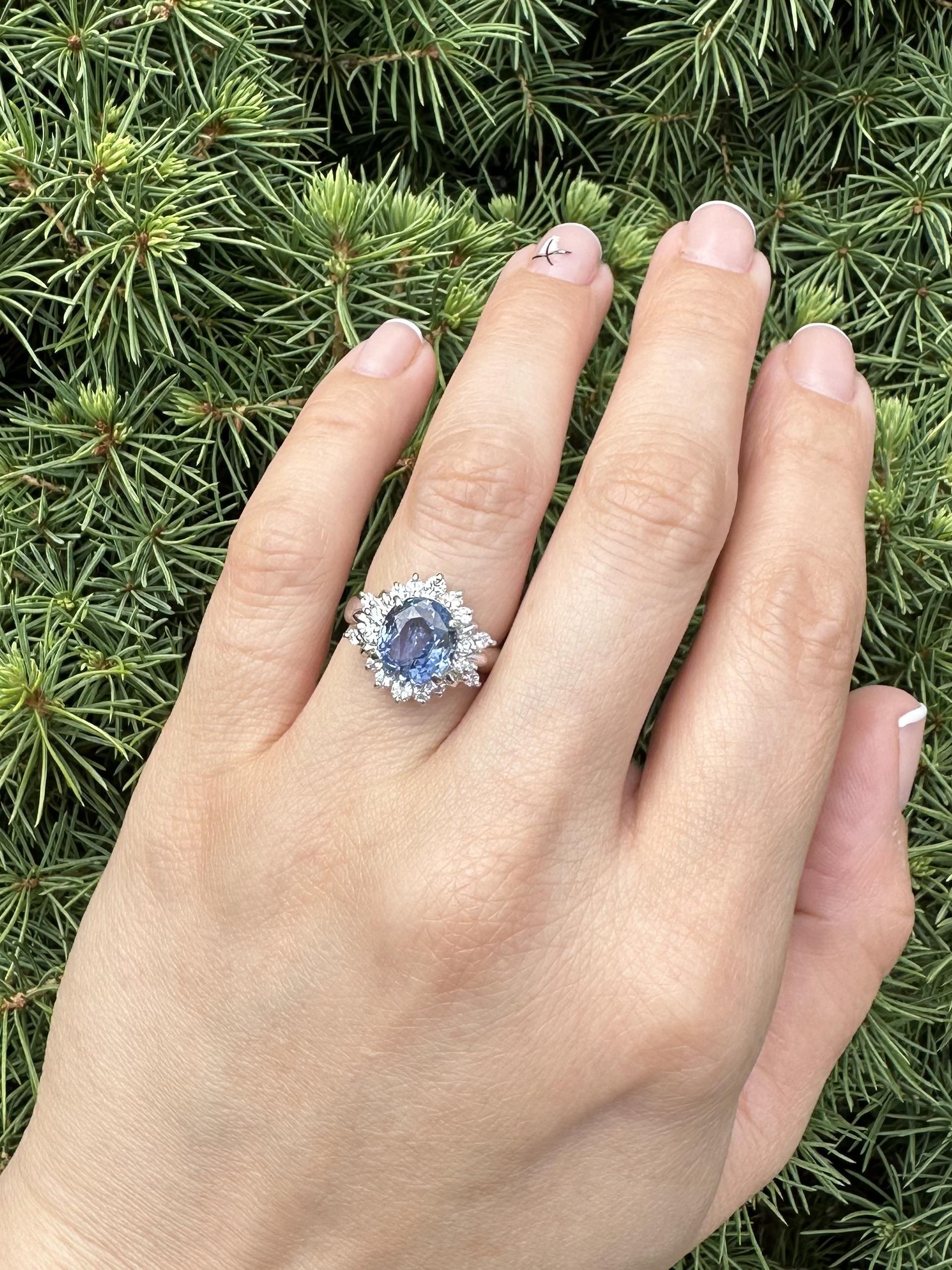 Platino GIA 5,74ctw Senza Calore Zaffiro Blu Periwinkle Ceylon Anello con diamante aureolato in vendita 3