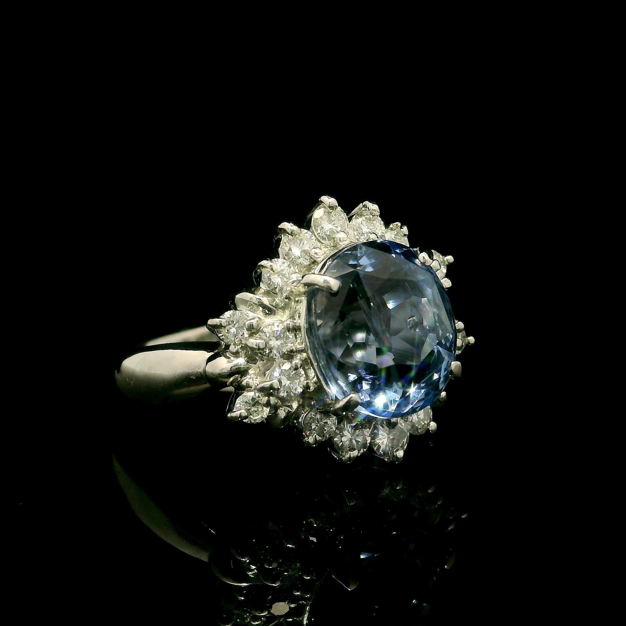Platino GIA 5,74ctw Senza Calore Zaffiro Blu Periwinkle Ceylon Anello con diamante aureolato in vendita 4