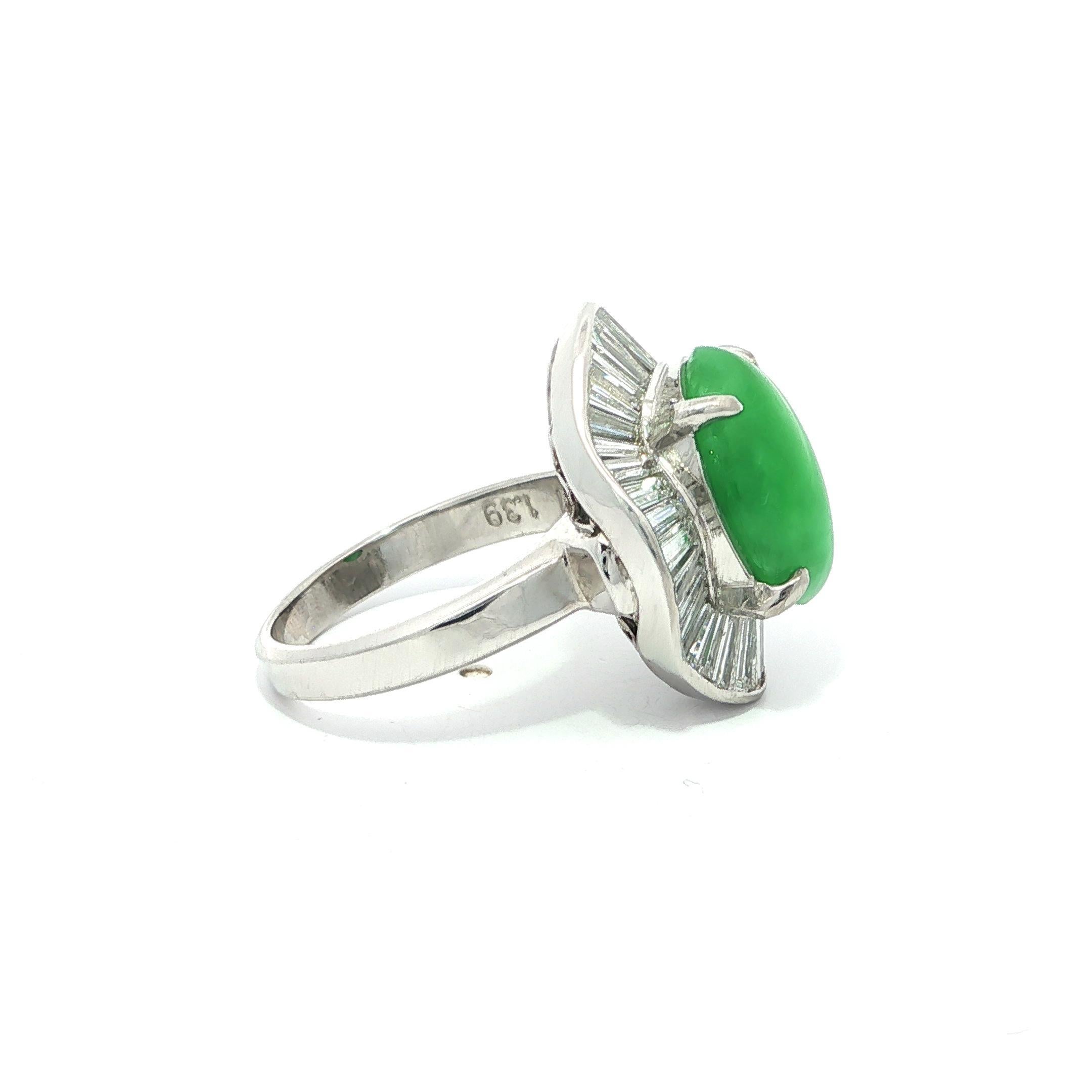 Platino GIA 6,26ctw Burma Apple Green A Giada con diamante Anello Ballerina Ondulato in vendita 1