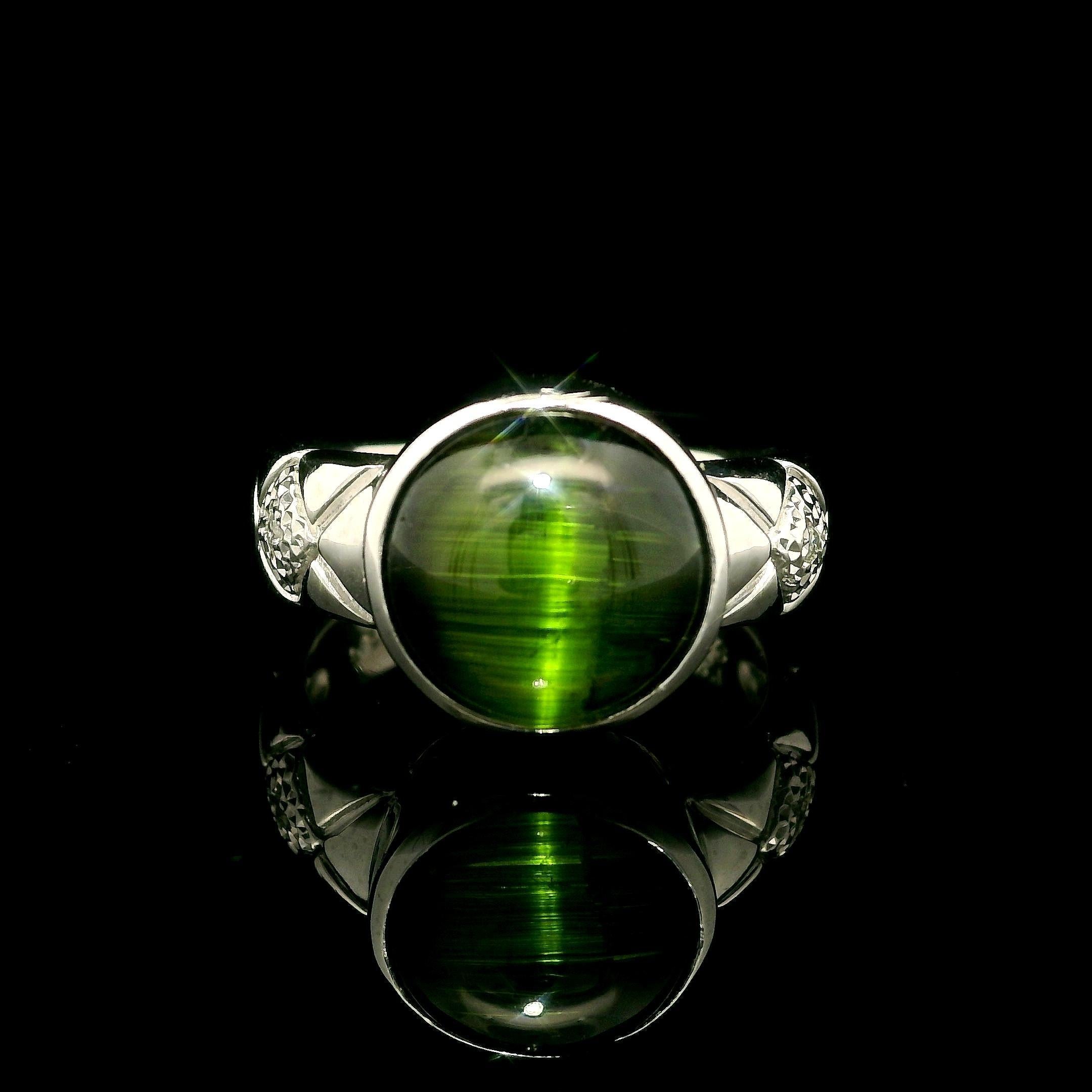Bague en platine GIA 6.4ct Bezel Set Round Cat's Eye Green Tourmaline Diamond Sides en vente 8