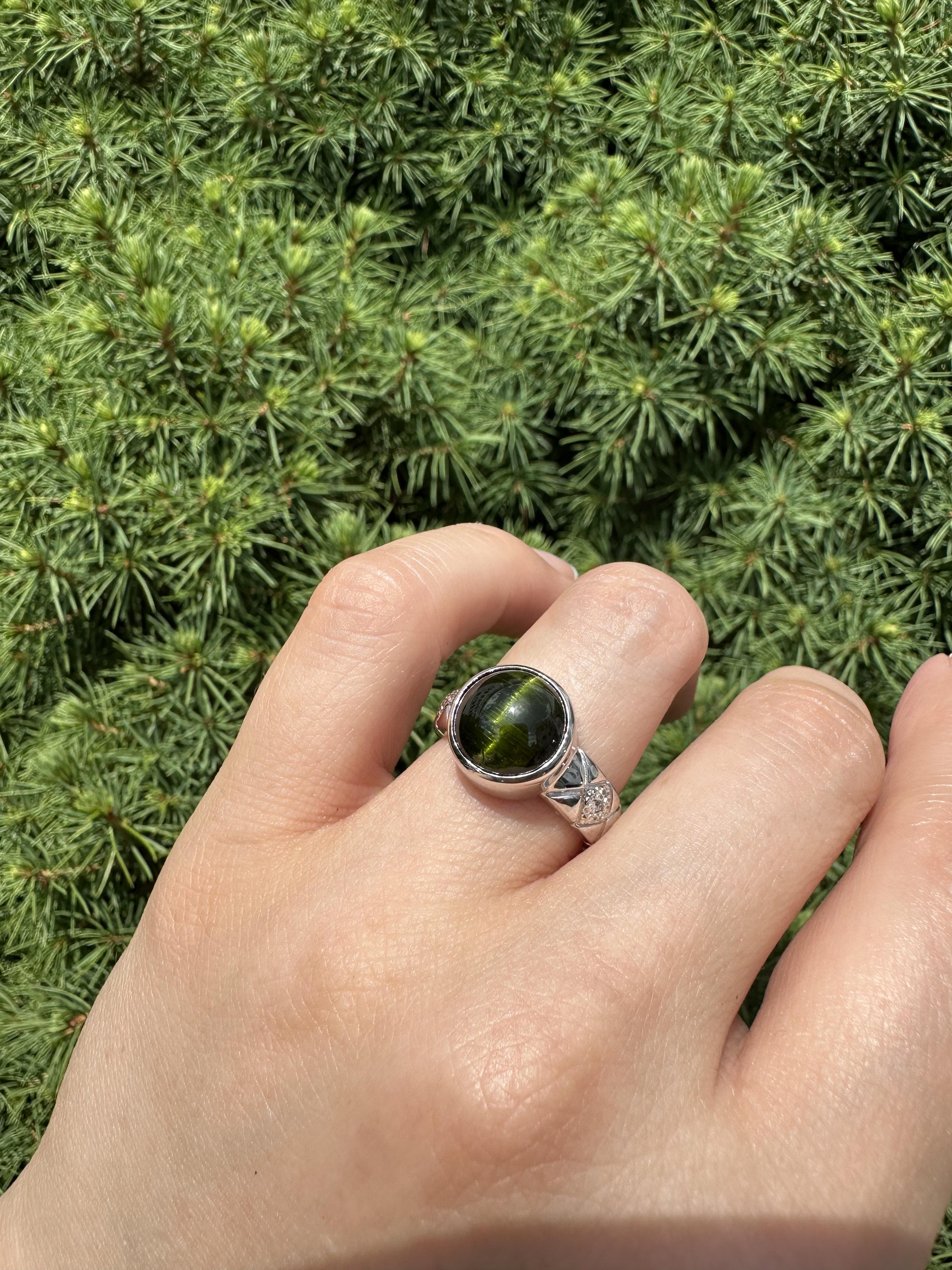 Bague en platine GIA 6.4ct Bezel Set Round Cat's Eye Green Tourmaline Diamond Sides en vente 9