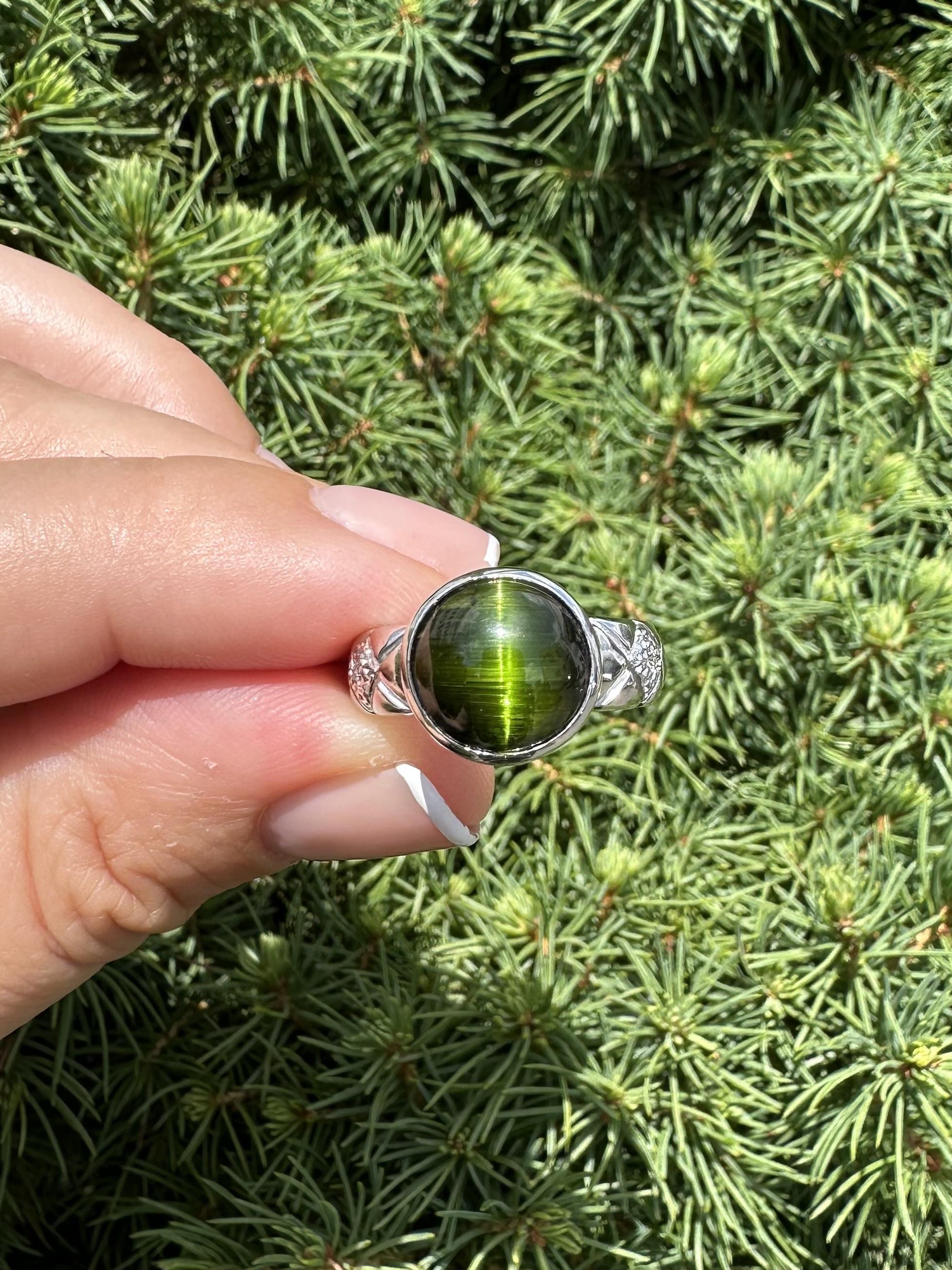 Bague en platine GIA 6.4ct Bezel Set Round Cat's Eye Green Tourmaline Diamond Sides en vente 10