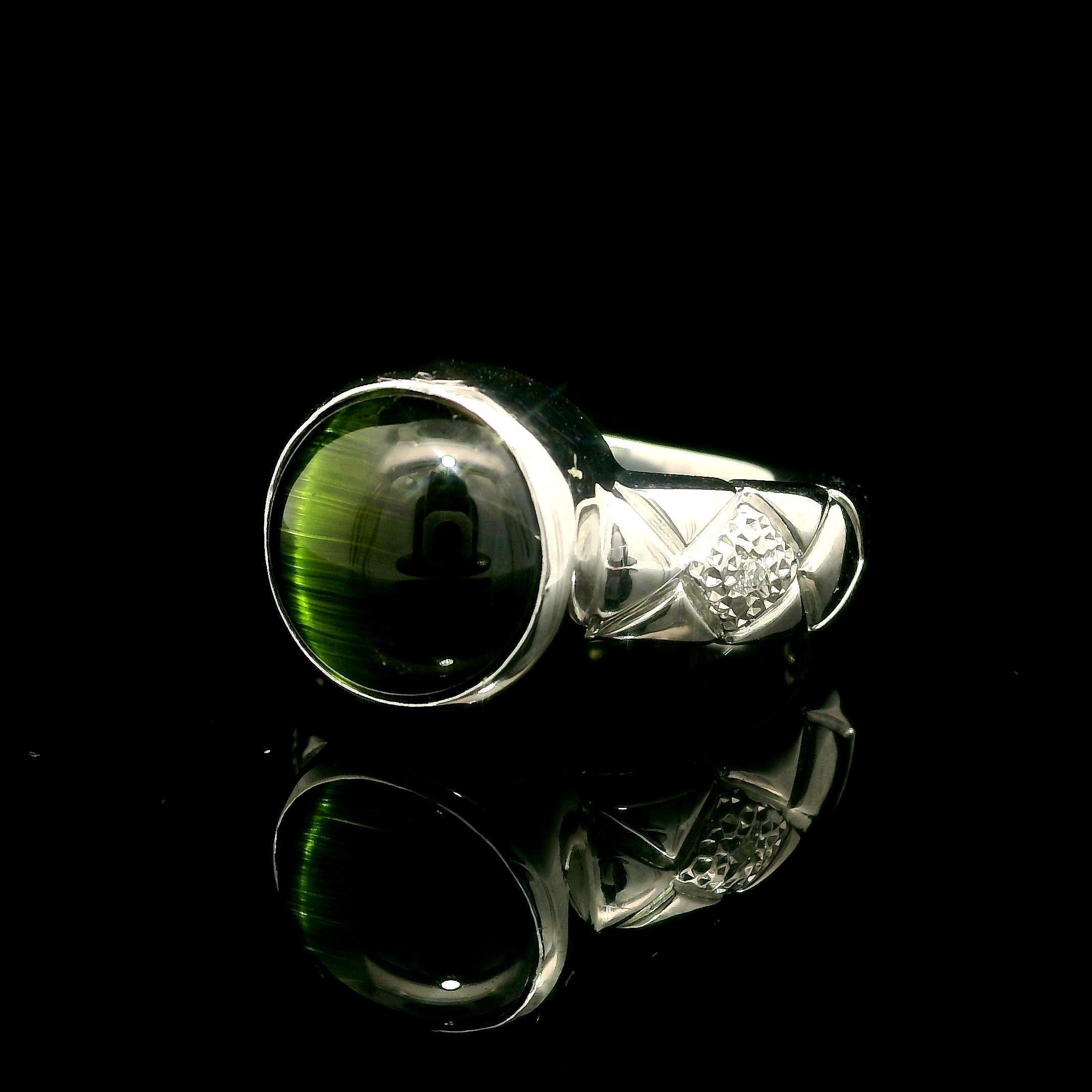 Bague en platine GIA 6.4ct Bezel Set Round Cat's Eye Green Tourmaline Diamond Sides en vente 2