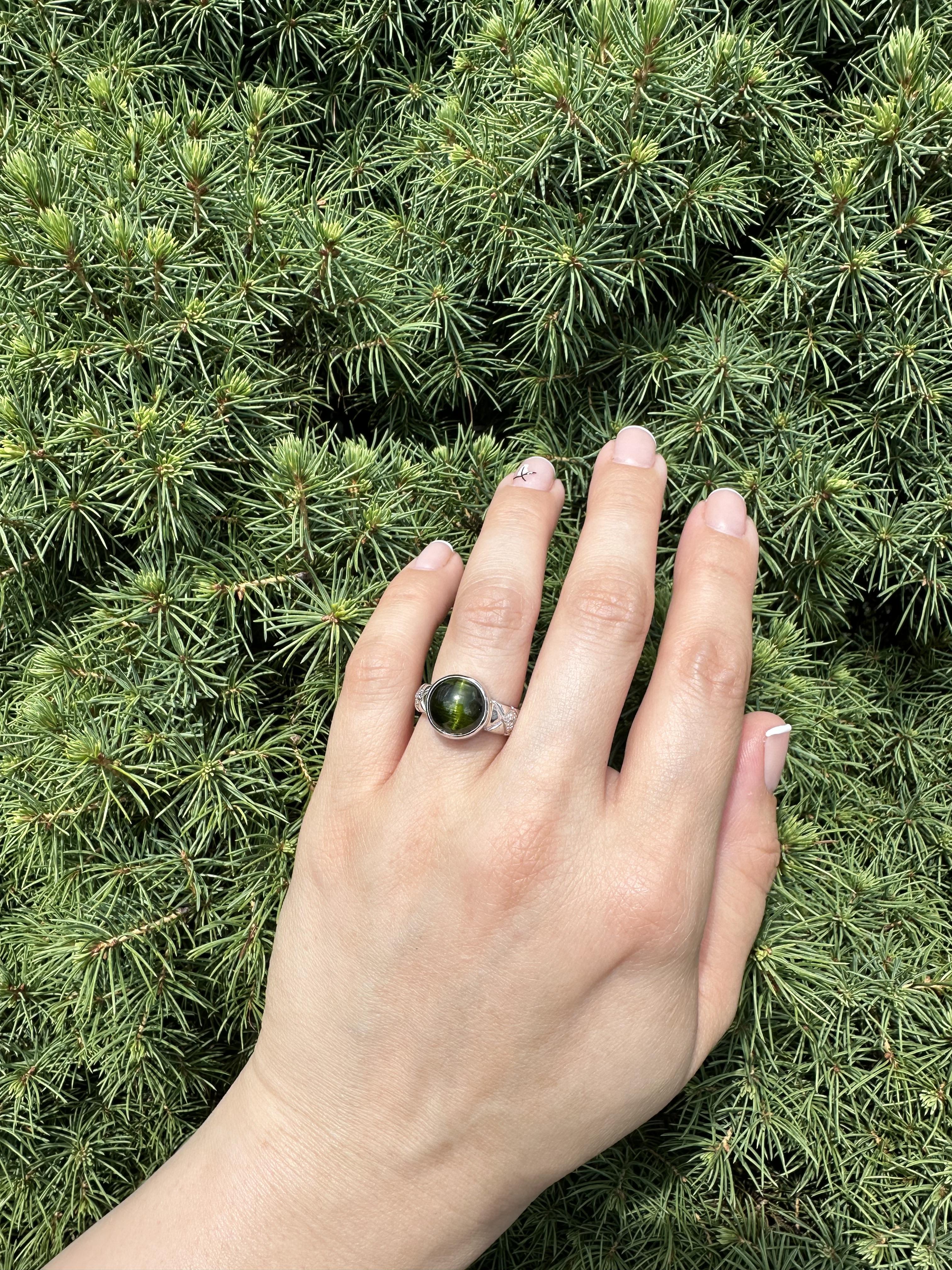Bague en platine GIA 6.4ct Bezel Set Round Cat's Eye Green Tourmaline Diamond Sides en vente 3