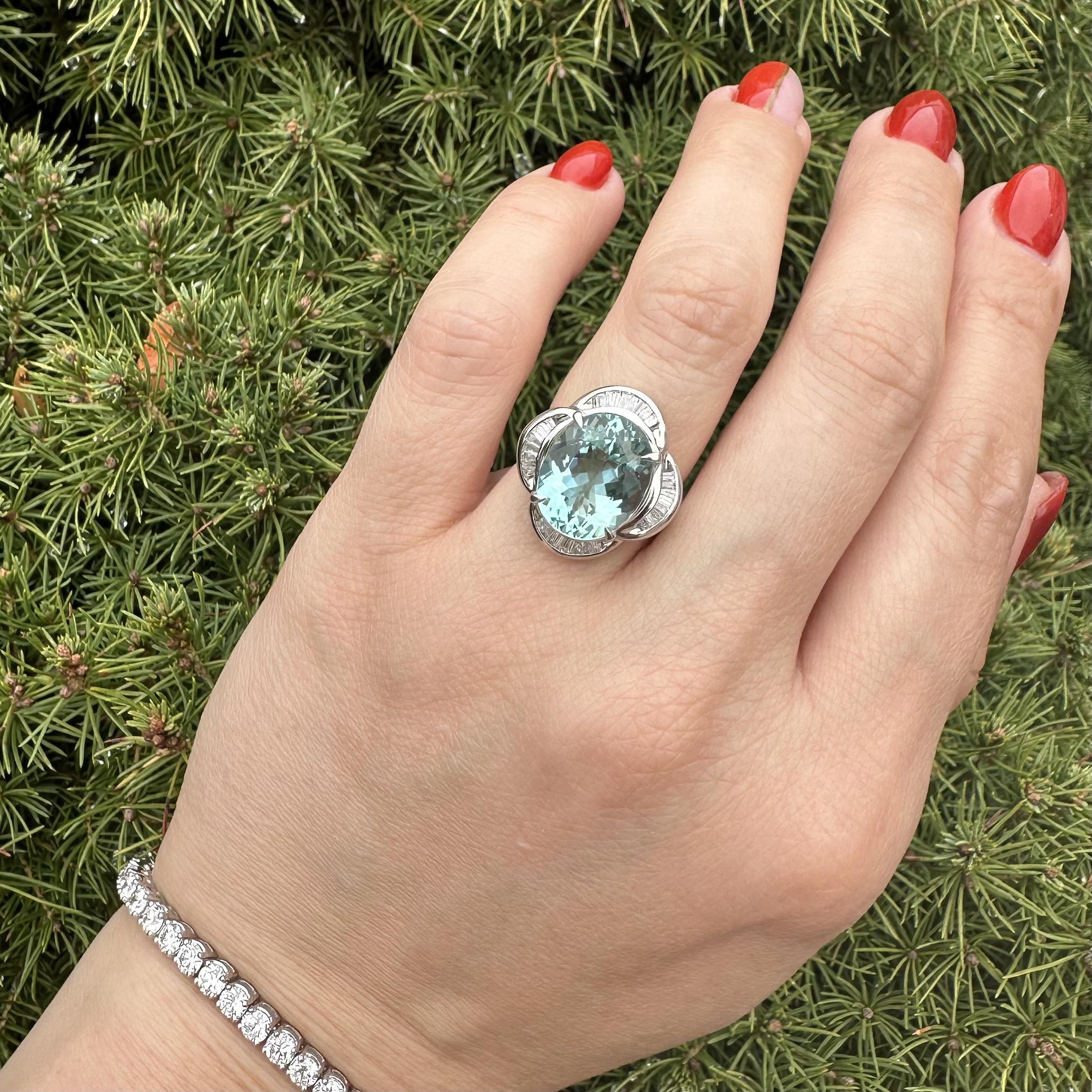 --Piedra(s):--
(1) Aguamarina Genuina Natural - Talla Brillante Ovalada - Engastada - Muy Bonito Color Azul Verdoso Profundo - Gema Limpia Transparente - 6.06ct (exacto)
*Ver información sobre la certificación más abajo*.
Numerosos Diamantes