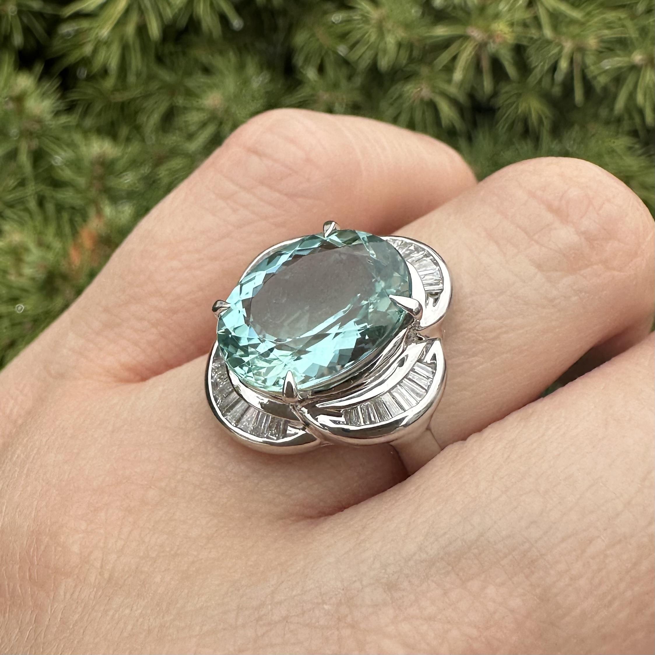 Platino GIA 6.52ctw Oval Aguamarina Azul Verdoso Baguette Anillo Flor Diamante en Excelente estado para la venta en Montclair, NJ