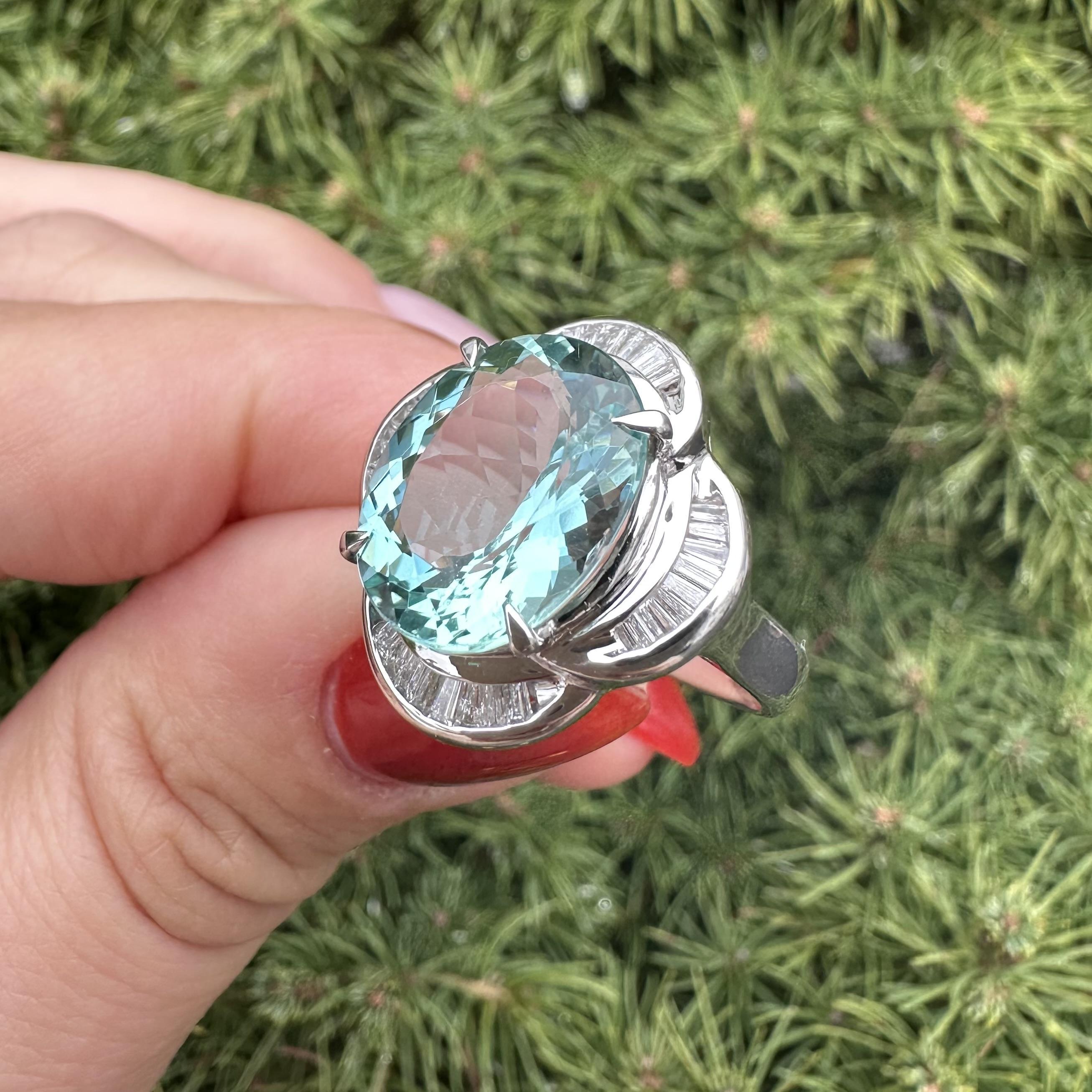 Platino GIA 6.52ctw Oval Aguamarina Azul Verdoso Baguette Anillo Flor Diamante en venta 1