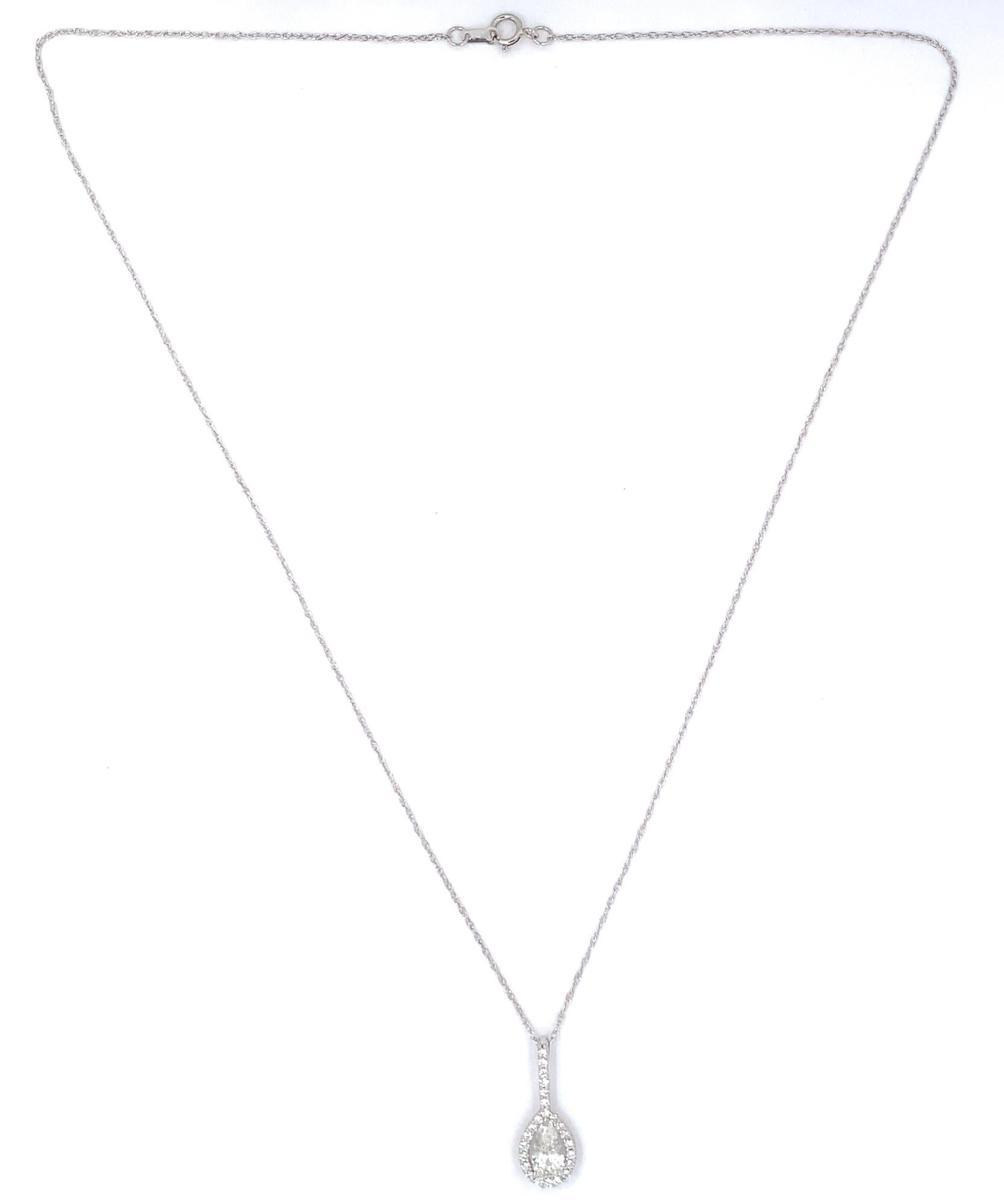Pendente in platino con diamante a forma di pera da 0,65 carati. Il diamante ha il rapporto GIA n. 2211514907 che attesta il colore J e la purezza SI2. Misura 8,26 mm x 4,60 mm. C'è un'aureola di 24 piccoli diamanti rotondi da 1,3 mm per un peso