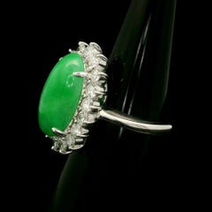 Bague de cocktail en platine GIA 7.47ctw Oval Cabochon A Burma Jade Diamond Halo