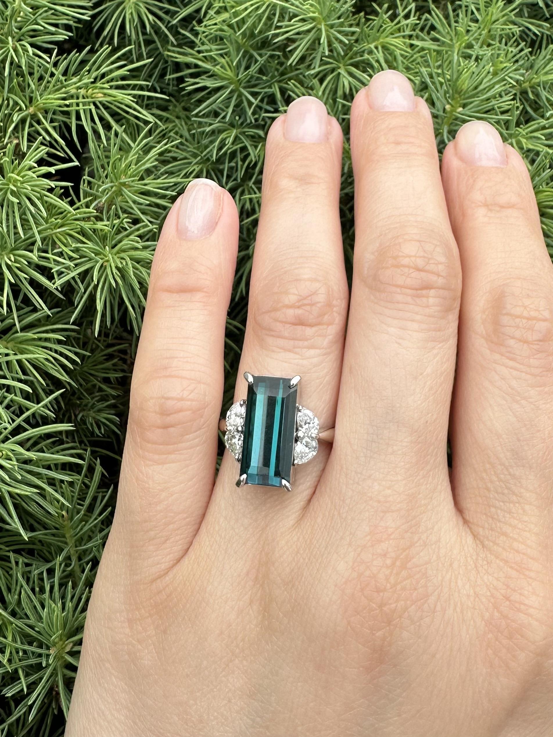 Bague longue tourmaline bleue indicolite taille émeraude de 7,57 carats certifiée GIA Pour femmes en vente