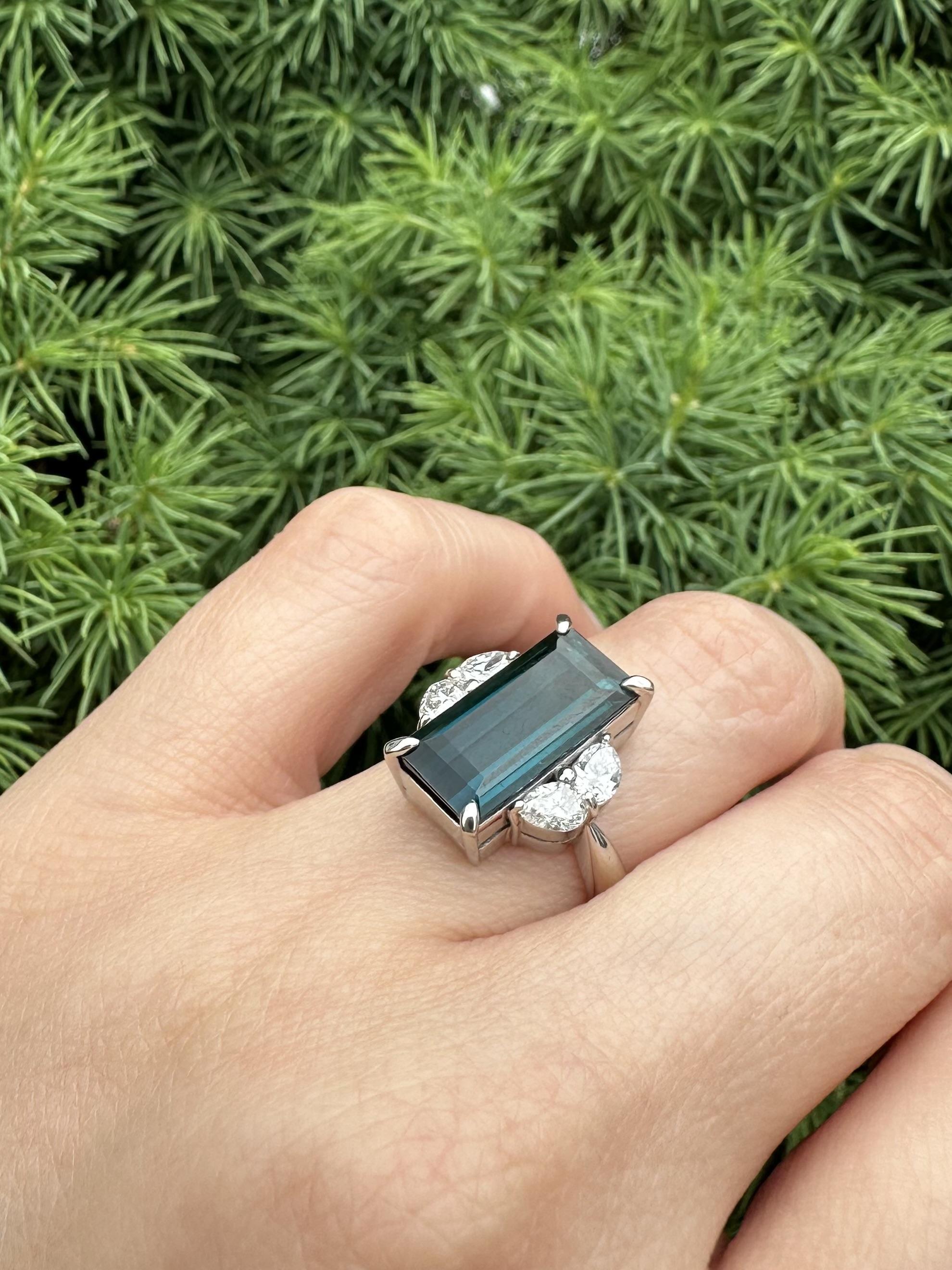 Bague longue tourmaline bleue indicolite taille émeraude de 7,57 carats certifiée GIA en vente 1