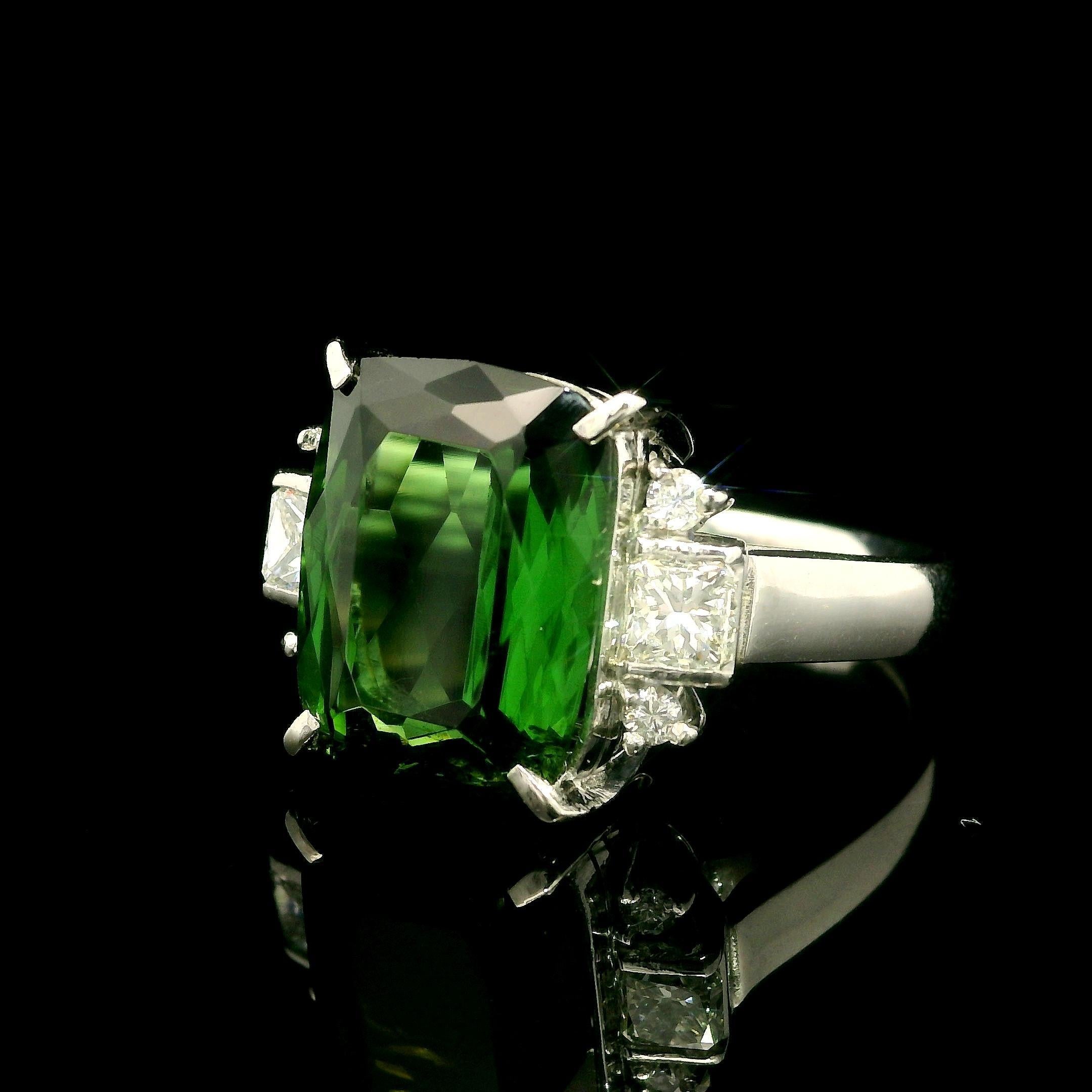 Anillo de platino GIA 7,62 ctw Turmalina verde en cojín con lados de diamantes radiantes en venta 5