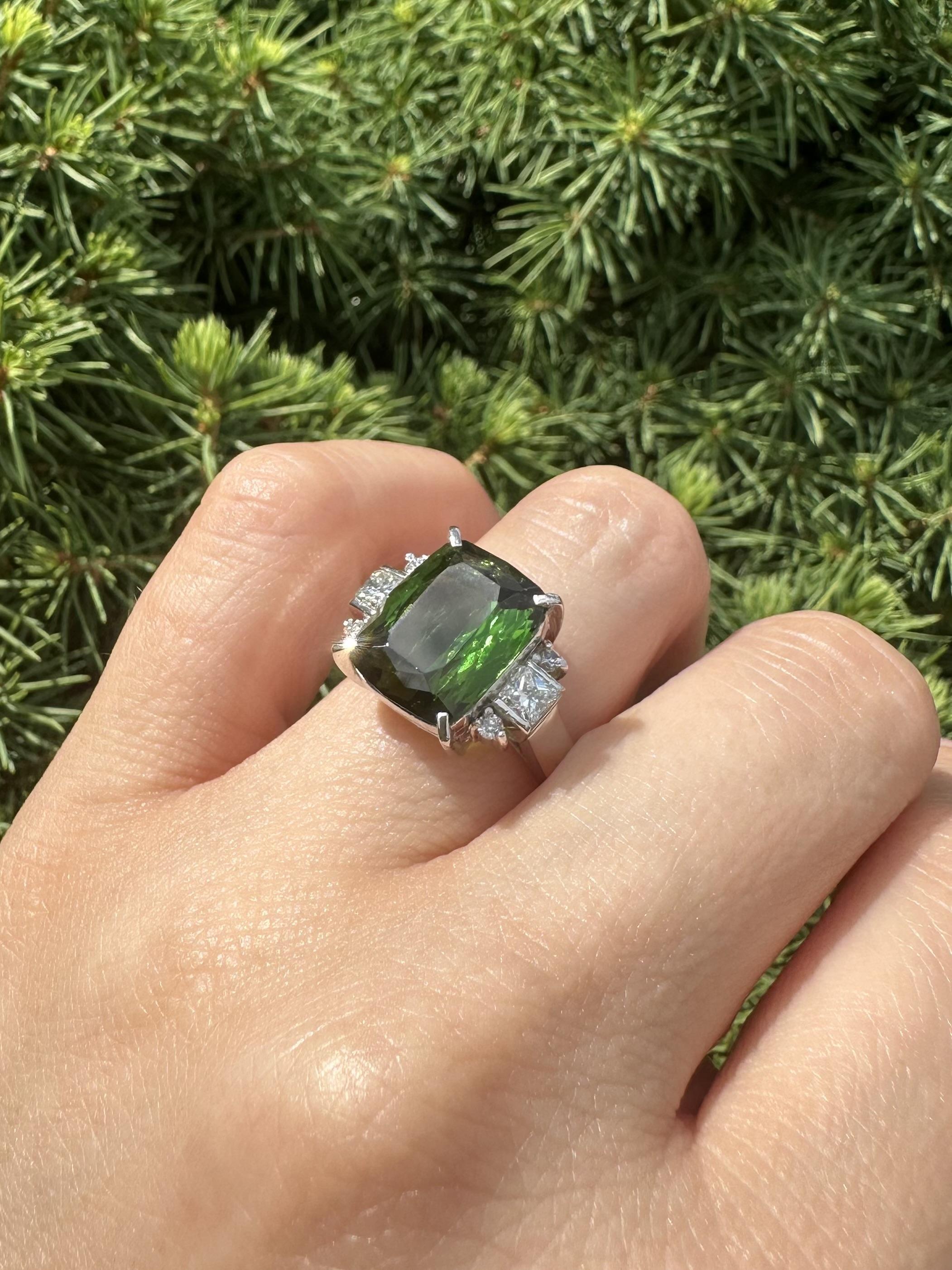 Anillo de platino GIA 7,62 ctw Turmalina verde en cojín con lados de diamantes radiantes en venta 6