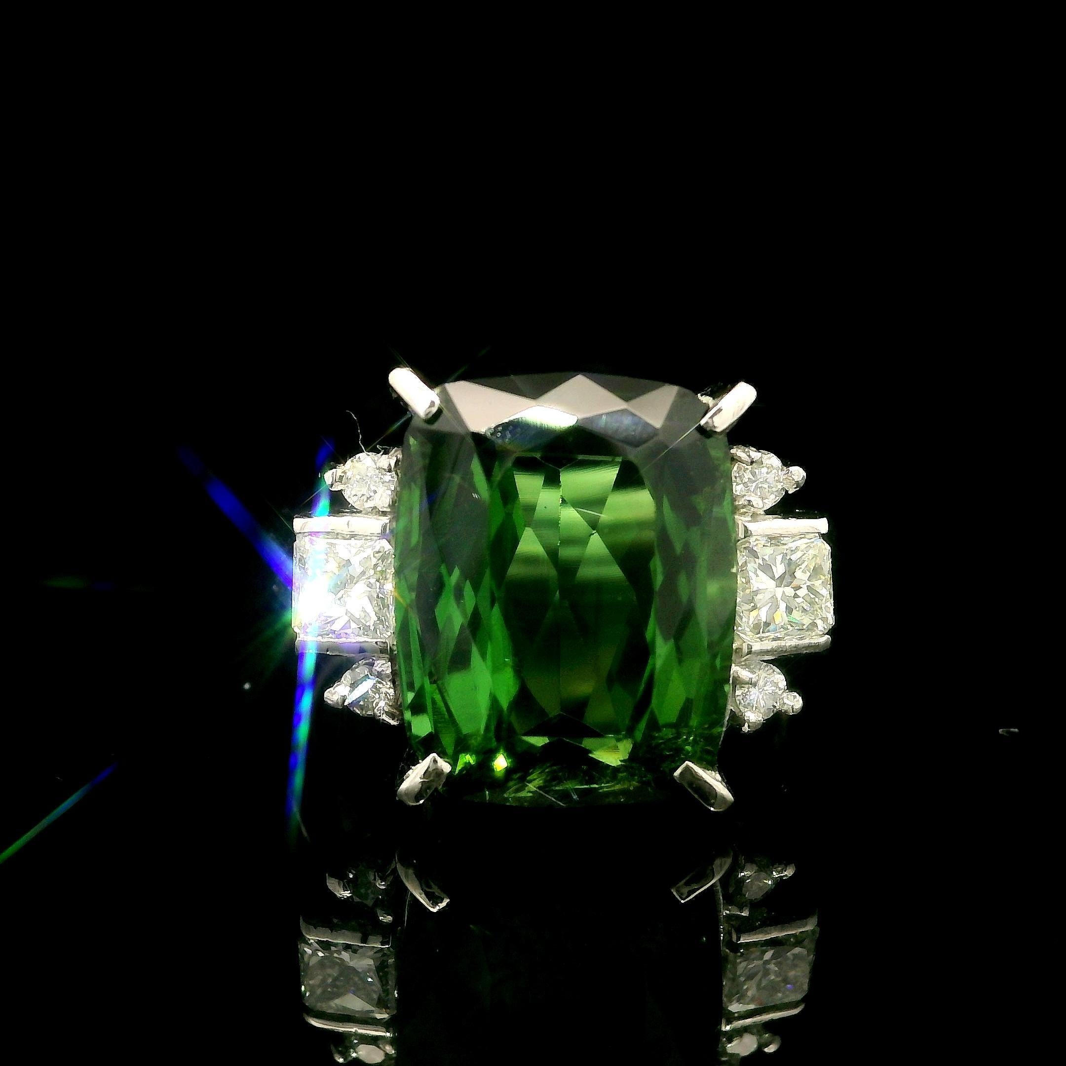 Anillo de platino GIA 7,62 ctw Turmalina verde en cojín con lados de diamantes radiantes en venta 8