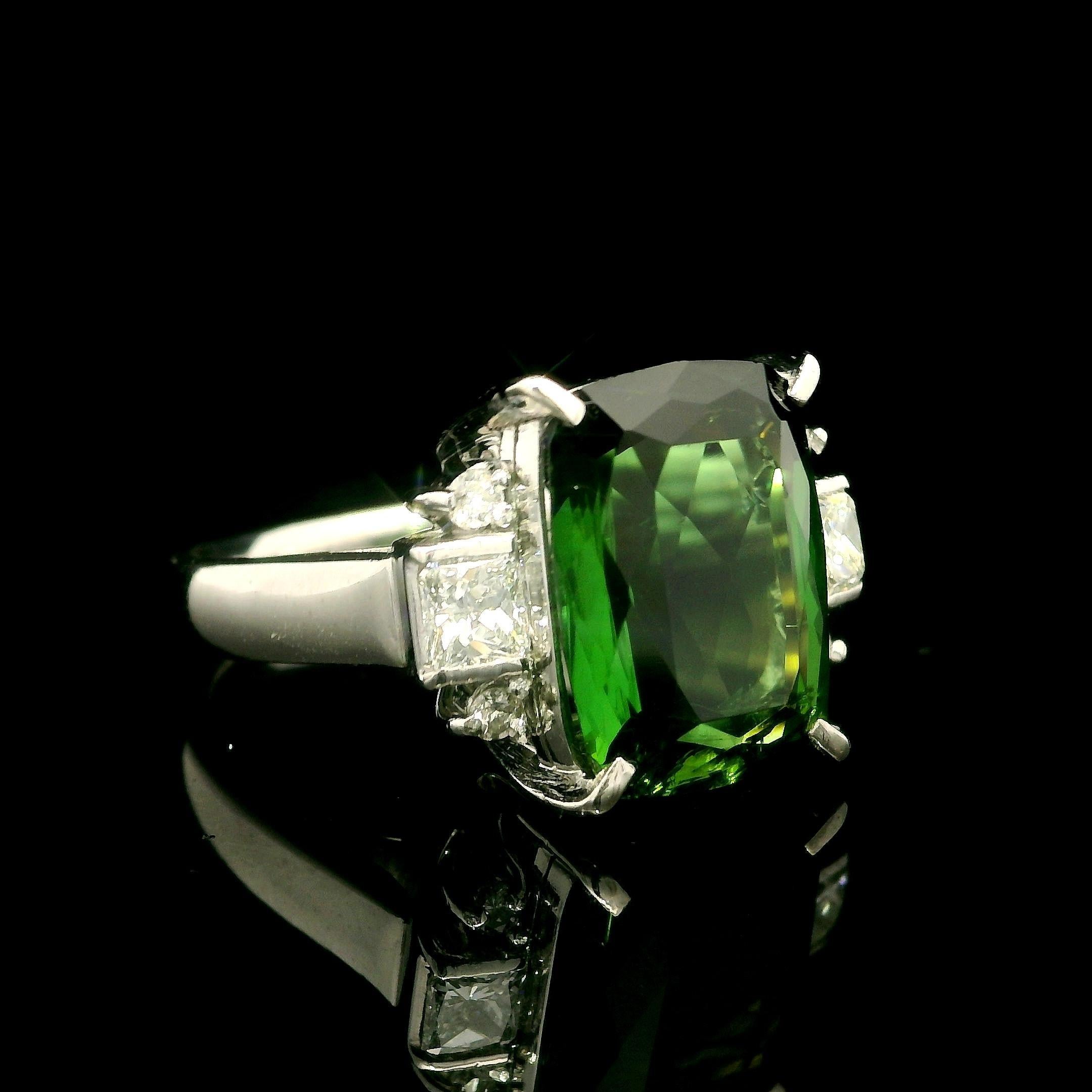 Anillo de platino GIA 7,62 ctw Turmalina verde en cojín con lados de diamantes radiantes en venta 9