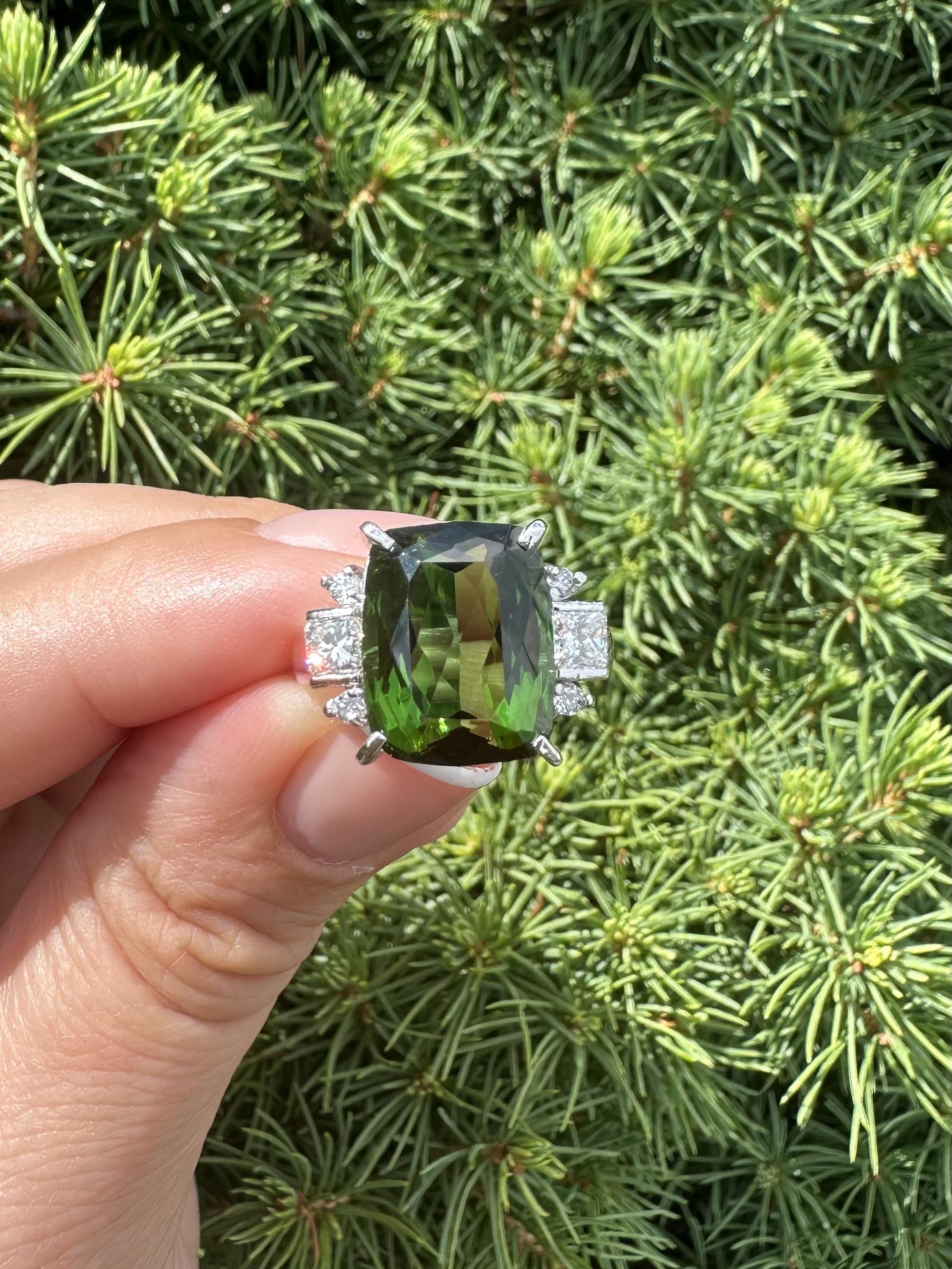 Anillo de platino GIA 7,62 ctw Turmalina verde en cojín con lados de diamantes radiantes en venta 10