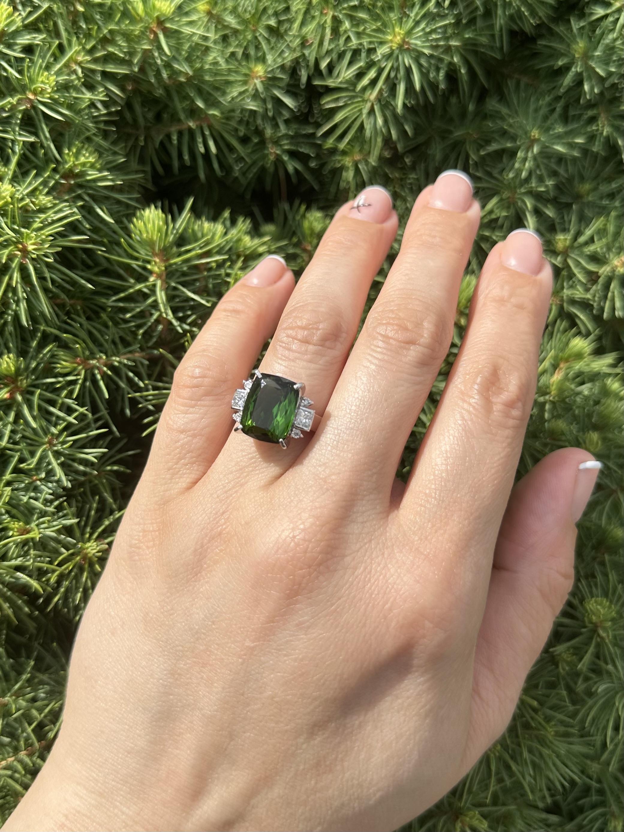 De las mujeres Anillo de platino GIA 7,62 ctw Turmalina verde en cojín con lados de diamantes radiantes en venta