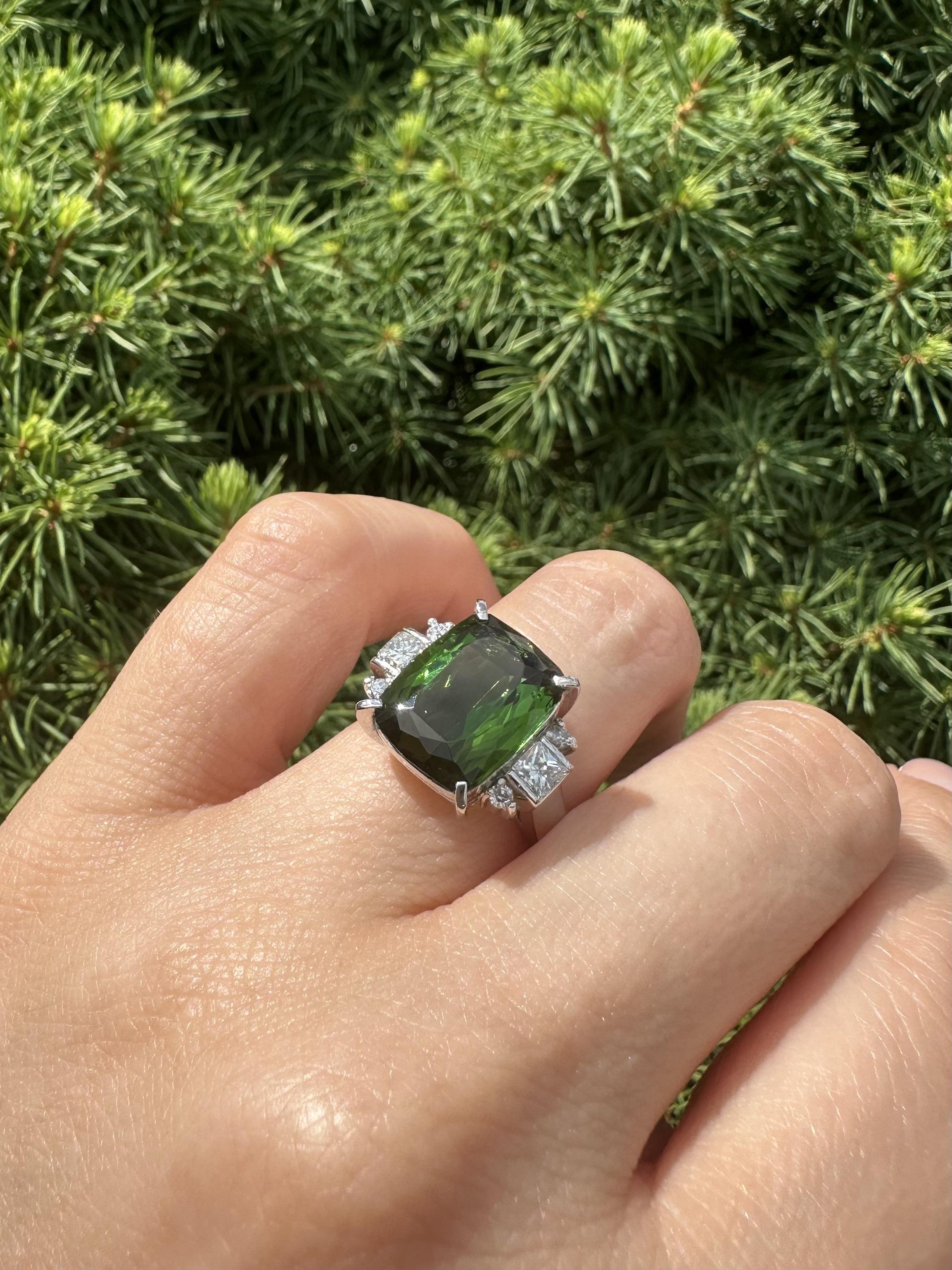 Anillo de platino GIA 7,62 ctw Turmalina verde en cojín con lados de diamantes radiantes en venta 1