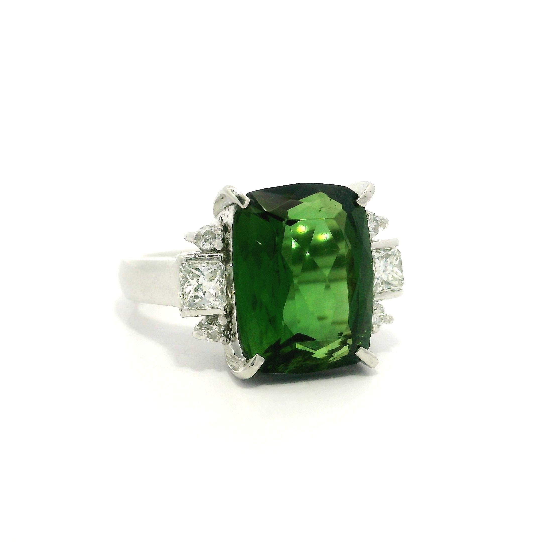 Anillo de platino GIA 7,62 ctw Turmalina verde en cojín con lados de diamantes radiantes en venta 2