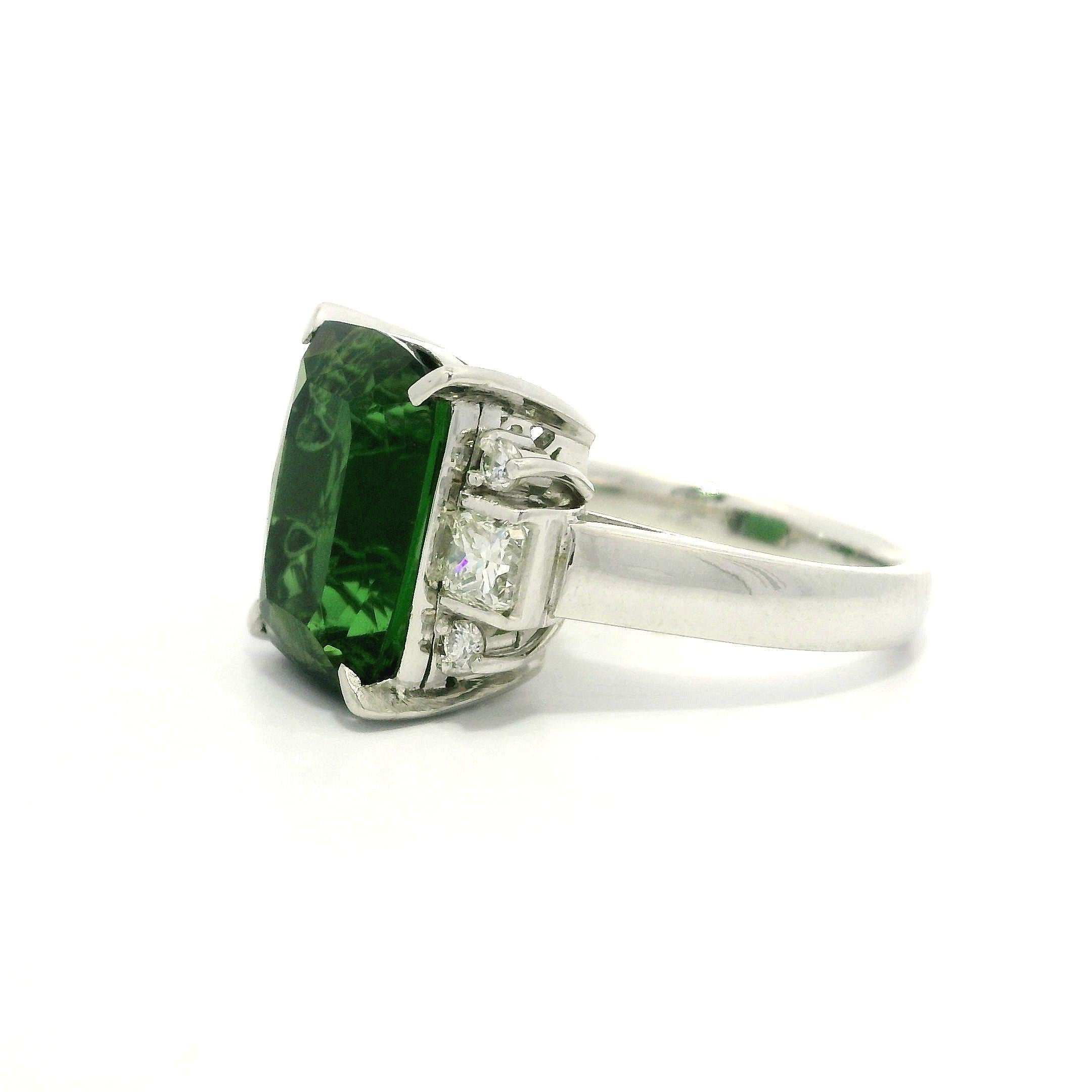 Anillo de platino GIA 7,62 ctw Turmalina verde en cojín con lados de diamantes radiantes en venta 3