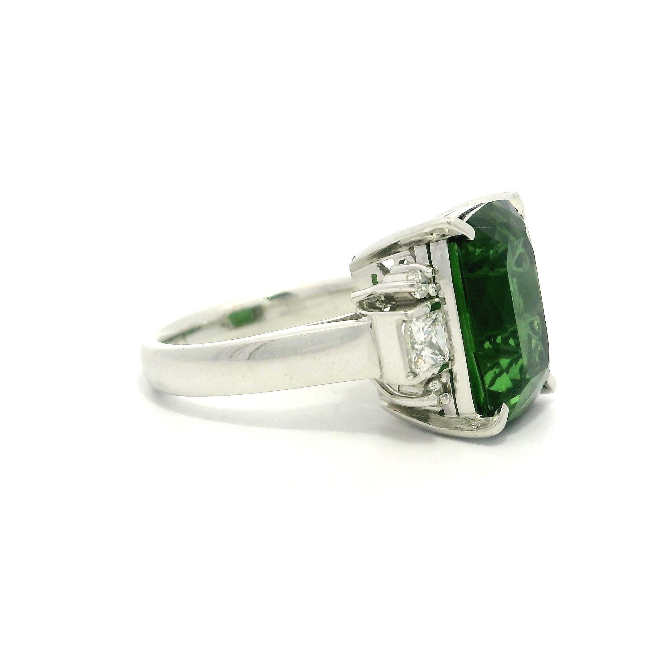 Anillo de platino GIA 7,62 ctw Turmalina verde en cojín con lados de diamantes radiantes en venta 4