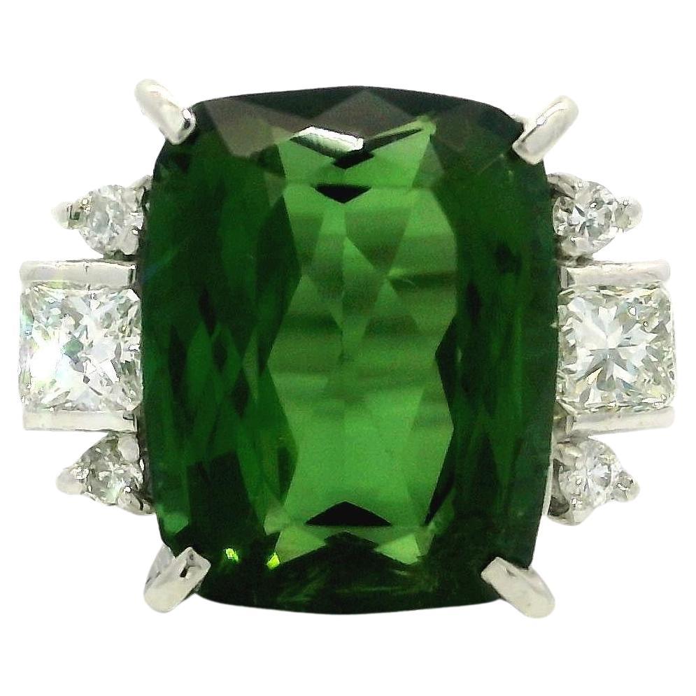 Bague en platine GIA 7.62ctw Cushion Green Tourmaline w/ Radiant Diamond Sides