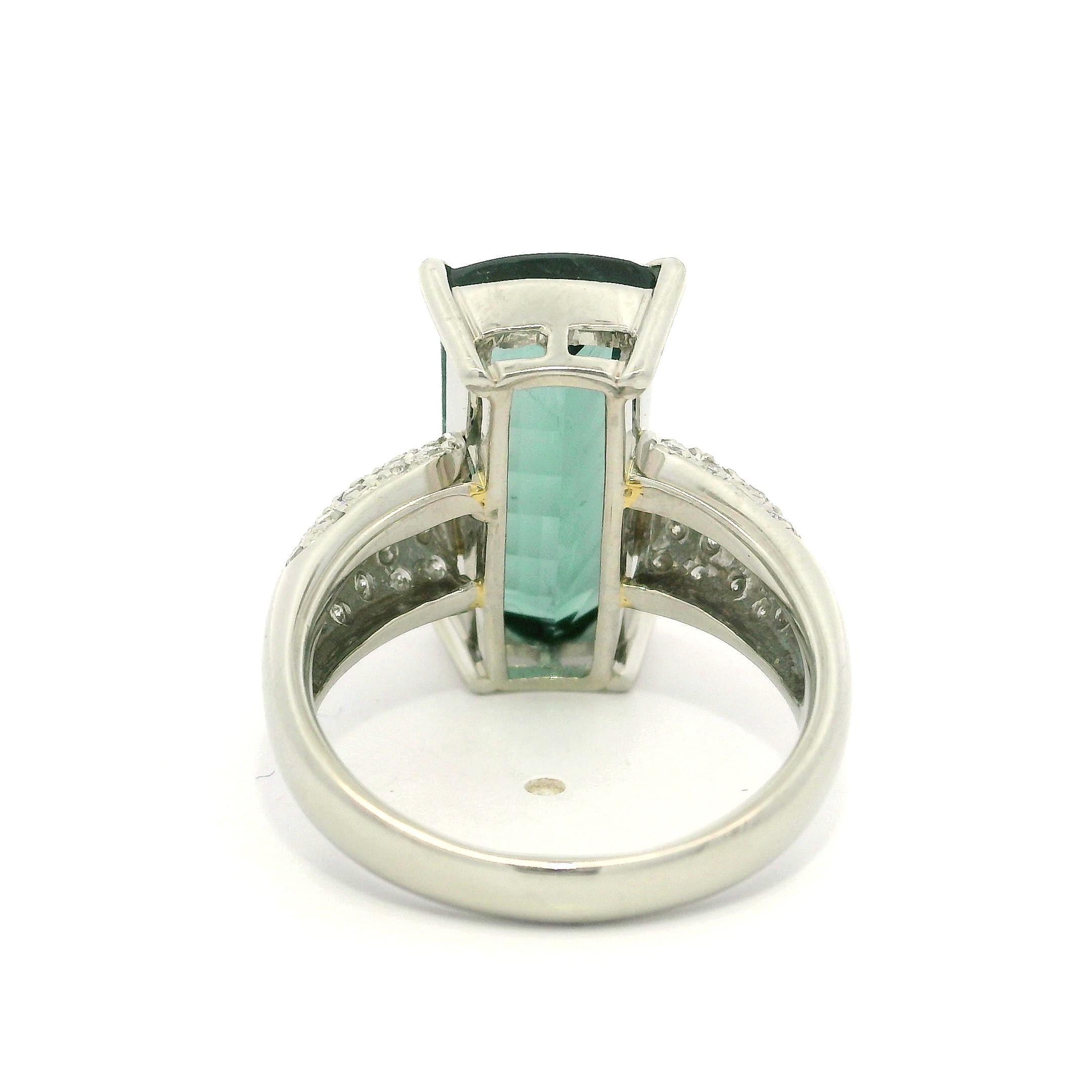 Taglio smeraldo Platino GIA 7,87ctw Taglio Fantasia Tormalina Blu Verde Pave Diamante Lato Anello in vendita