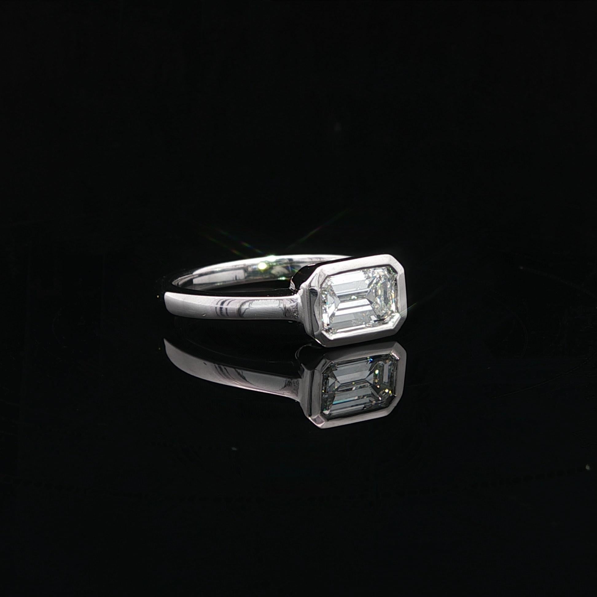 Platine GIA .82ct F VS2 Emerald Diamond Bezel Solitaire Sideways East West Ring en vente 5