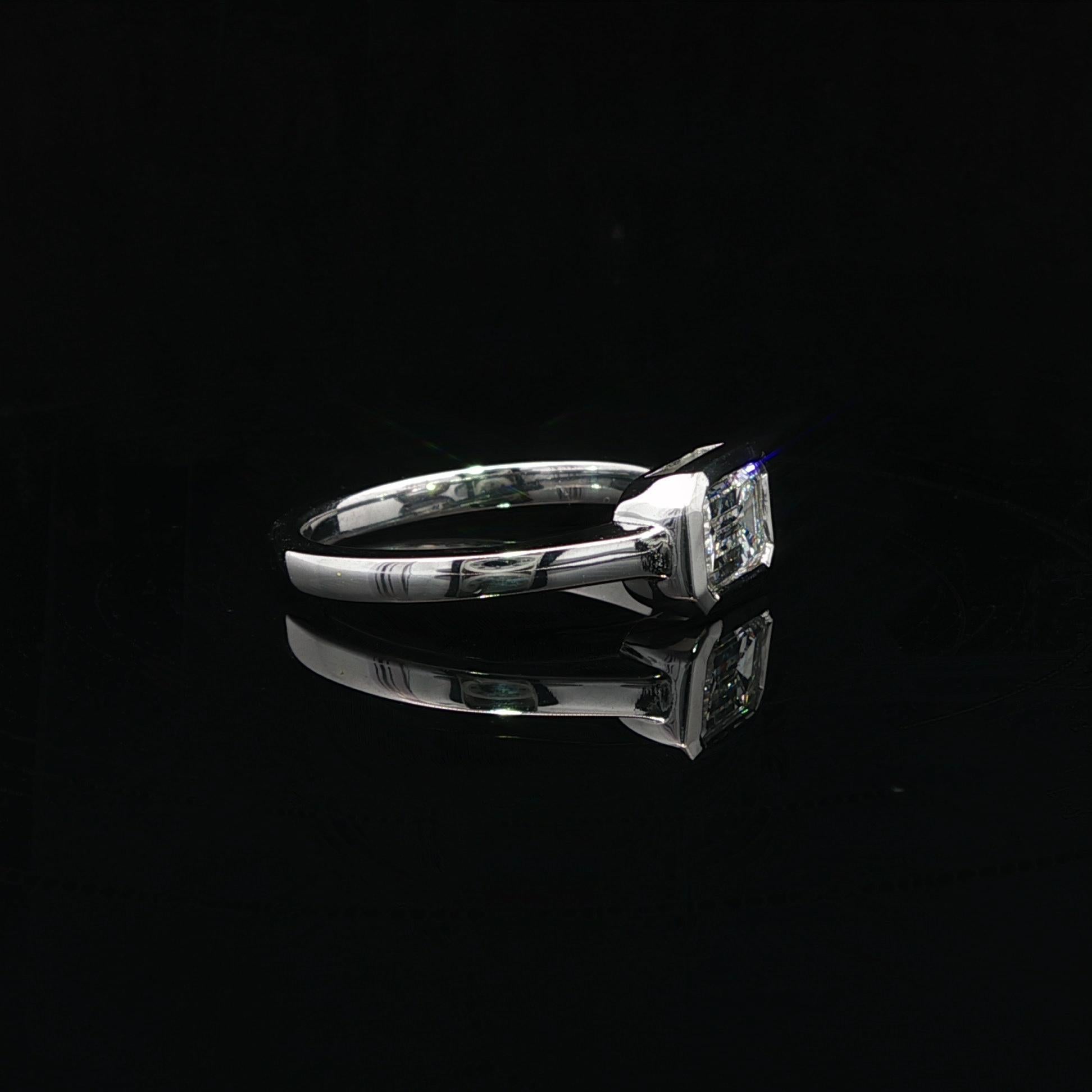 Platine GIA .82ct F VS2 Emerald Diamond Bezel Solitaire Sideways East West Ring en vente 6