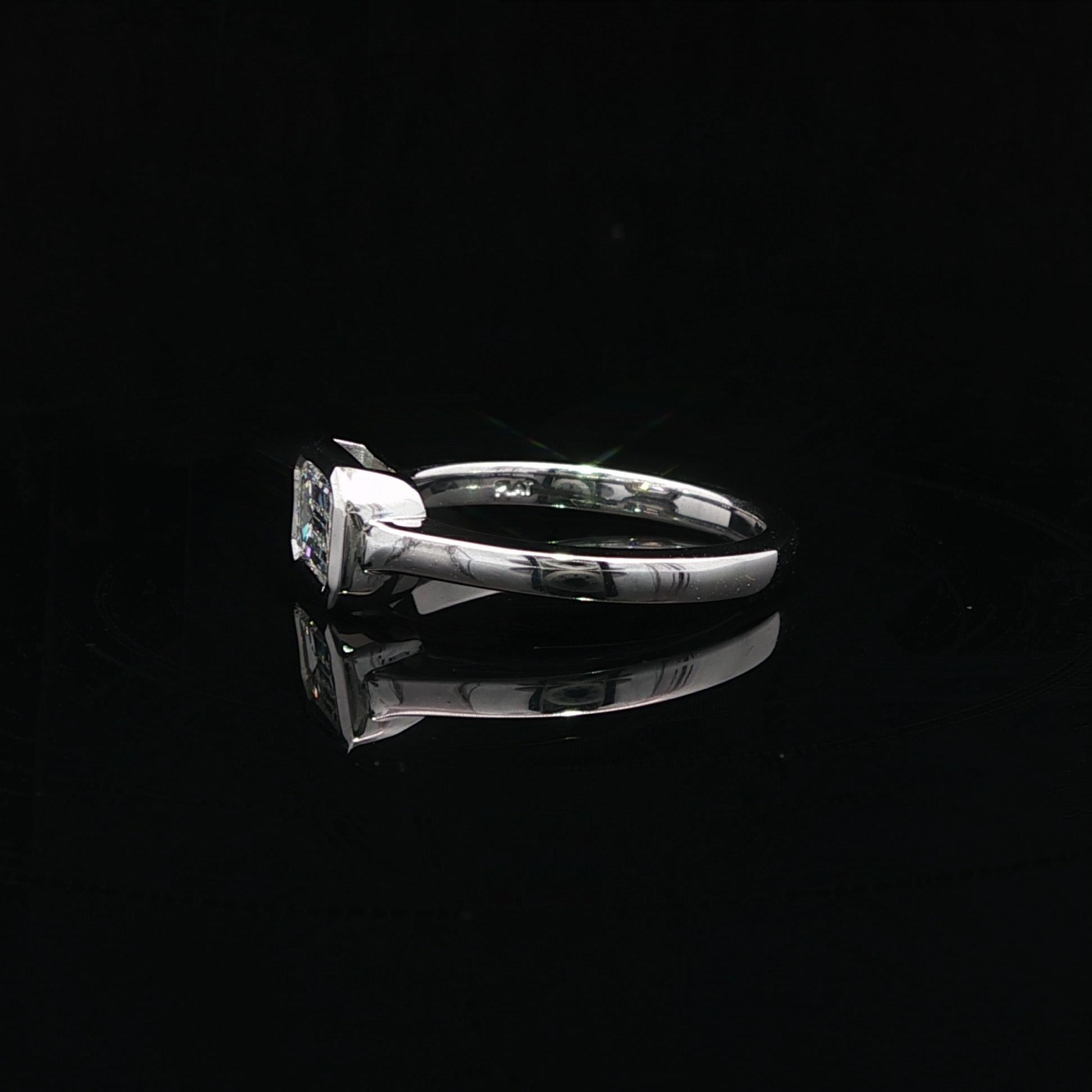 Platine GIA .82ct F VS2 Emerald Diamond Bezel Solitaire Sideways East West Ring en vente 7