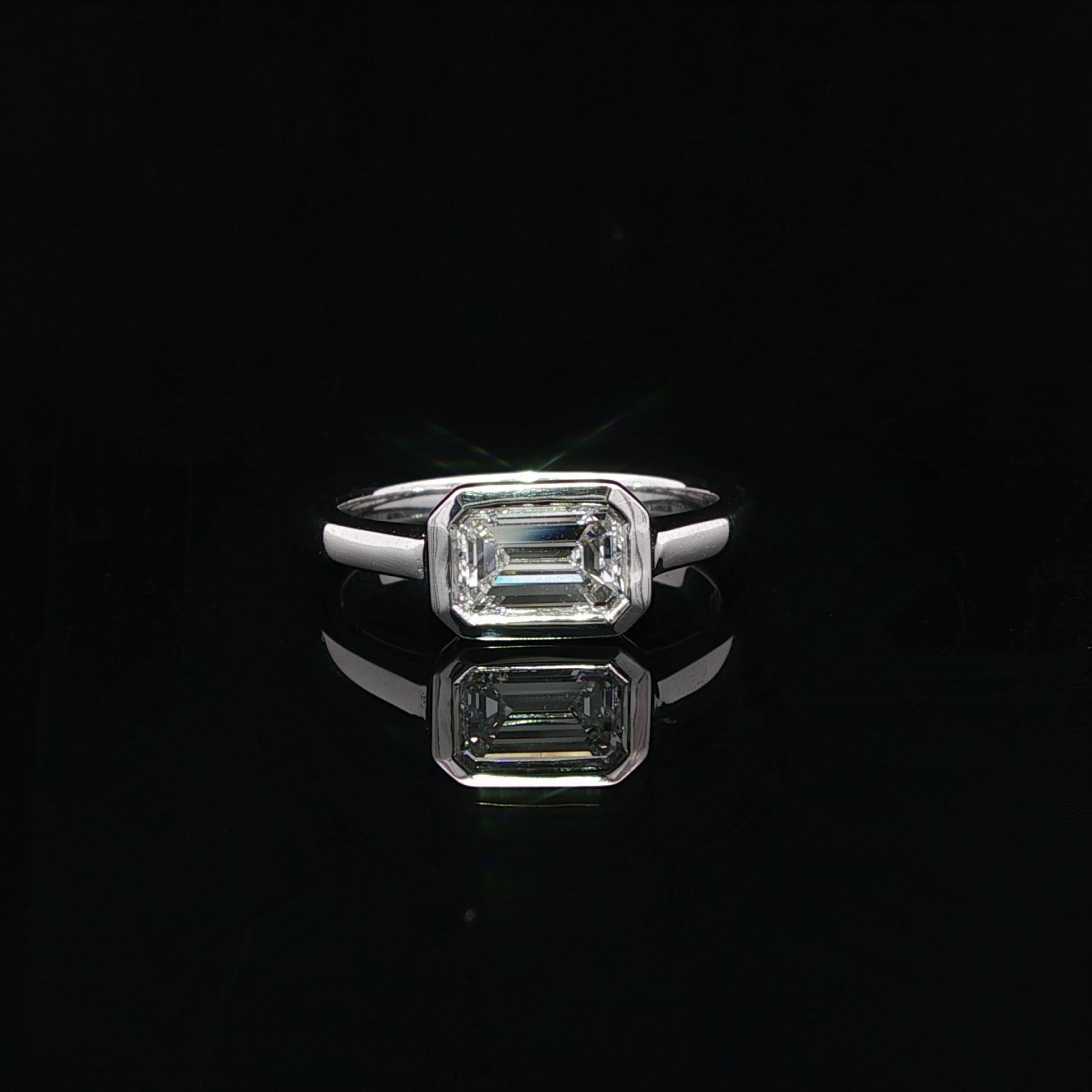 Platine GIA .82ct F VS2 Emerald Diamond Bezel Solitaire Sideways East West Ring en vente 3
