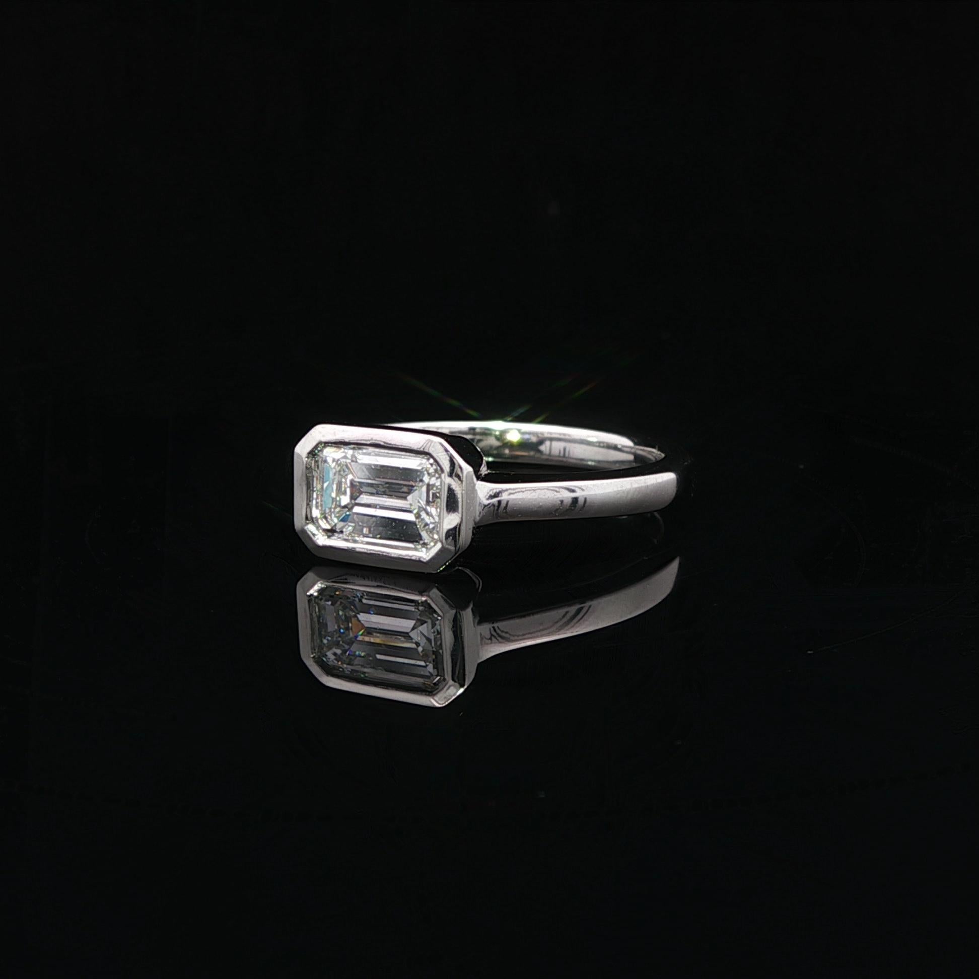 Platine GIA .82ct F VS2 Emerald Diamond Bezel Solitaire Sideways East West Ring en vente 4