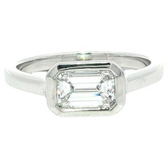Anillo de Platino GIA .82ct F VS2 Diamante Esmeralda Bisel Solitario Lateral Este Oeste