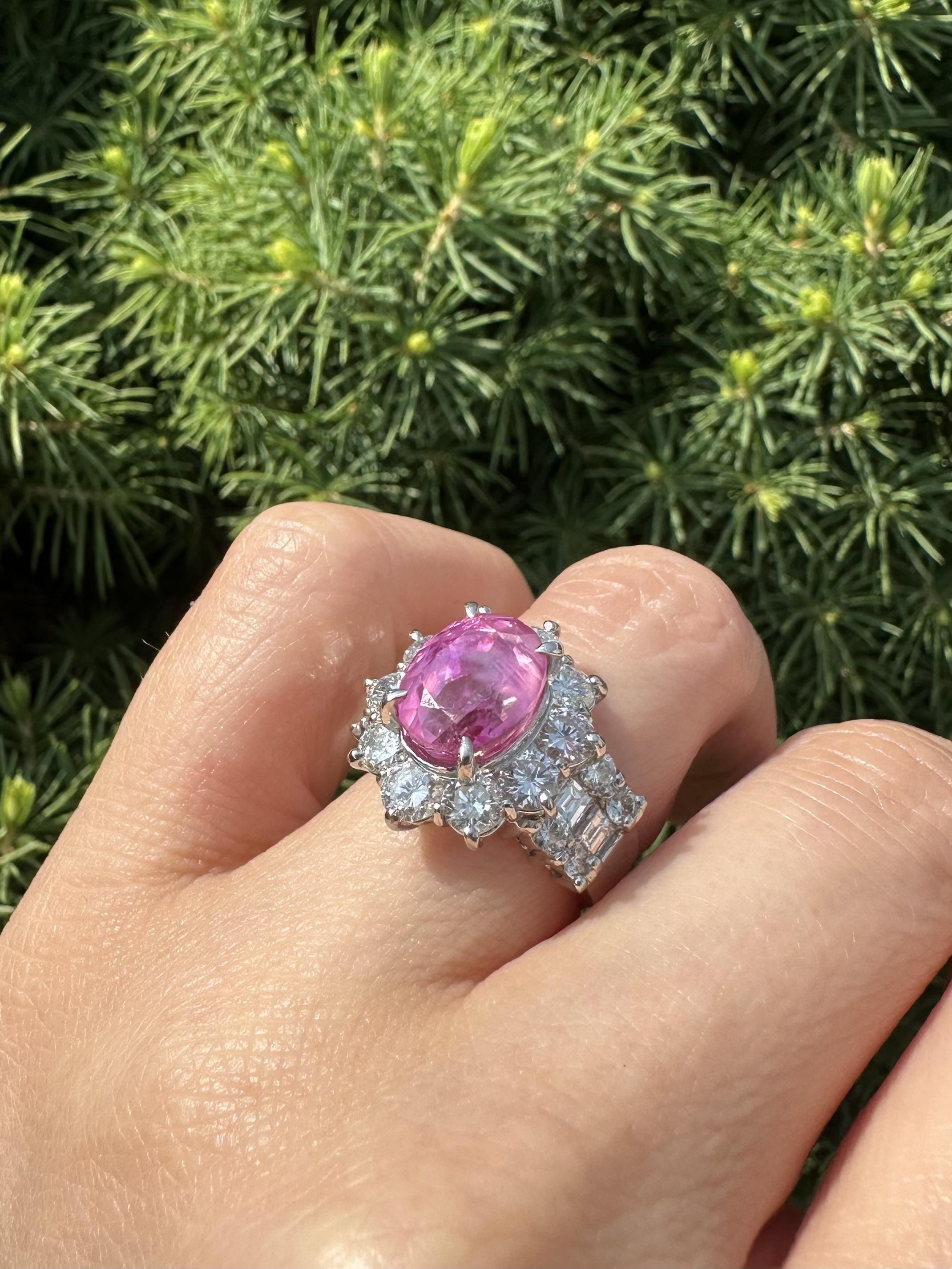 Anello in platino GIA 9,22ctw ovale senza calore con zaffiro rosa di Birmania e diamanti in vendita 5