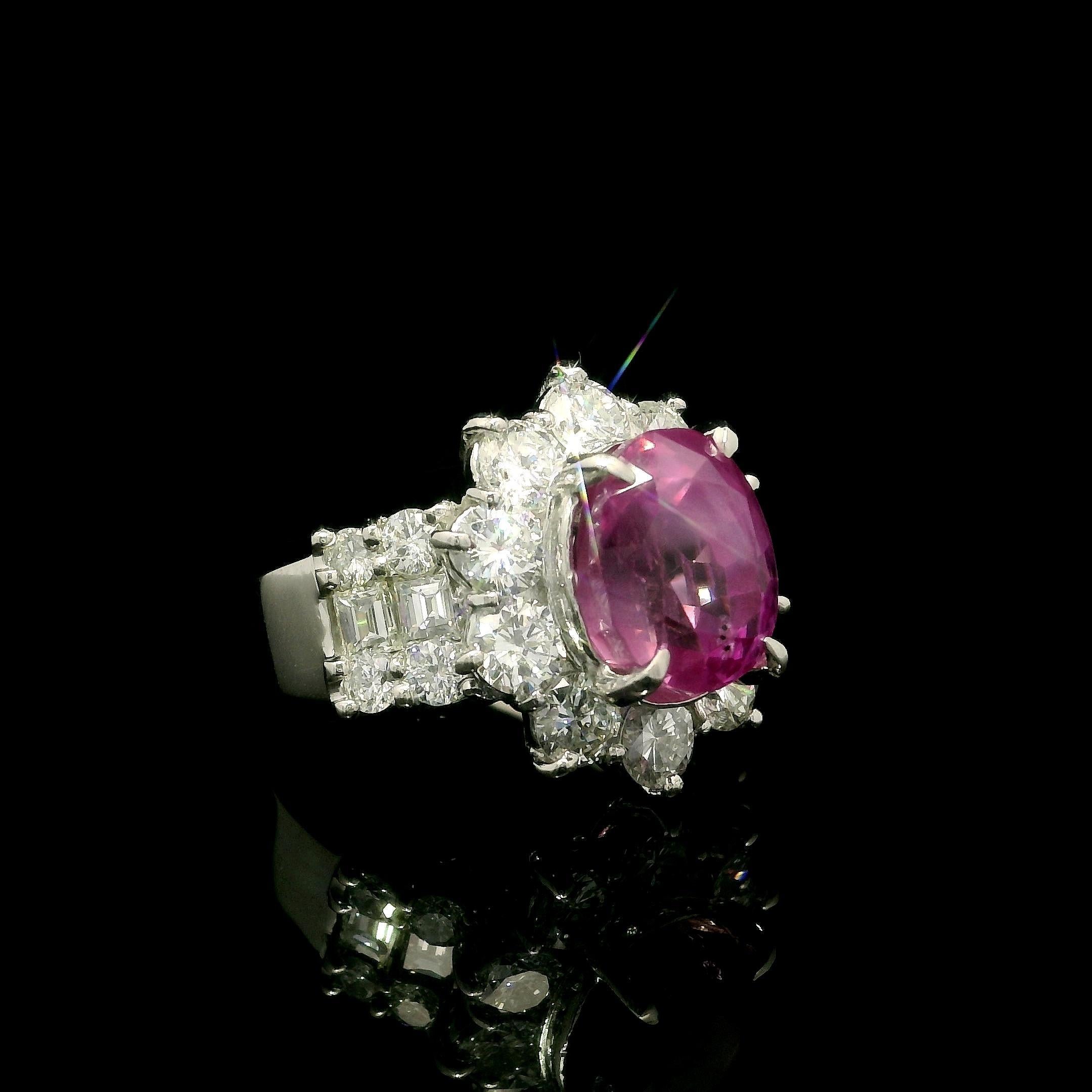 Anello in platino GIA 9,22ctw ovale senza calore con zaffiro rosa di Birmania e diamanti in vendita 7