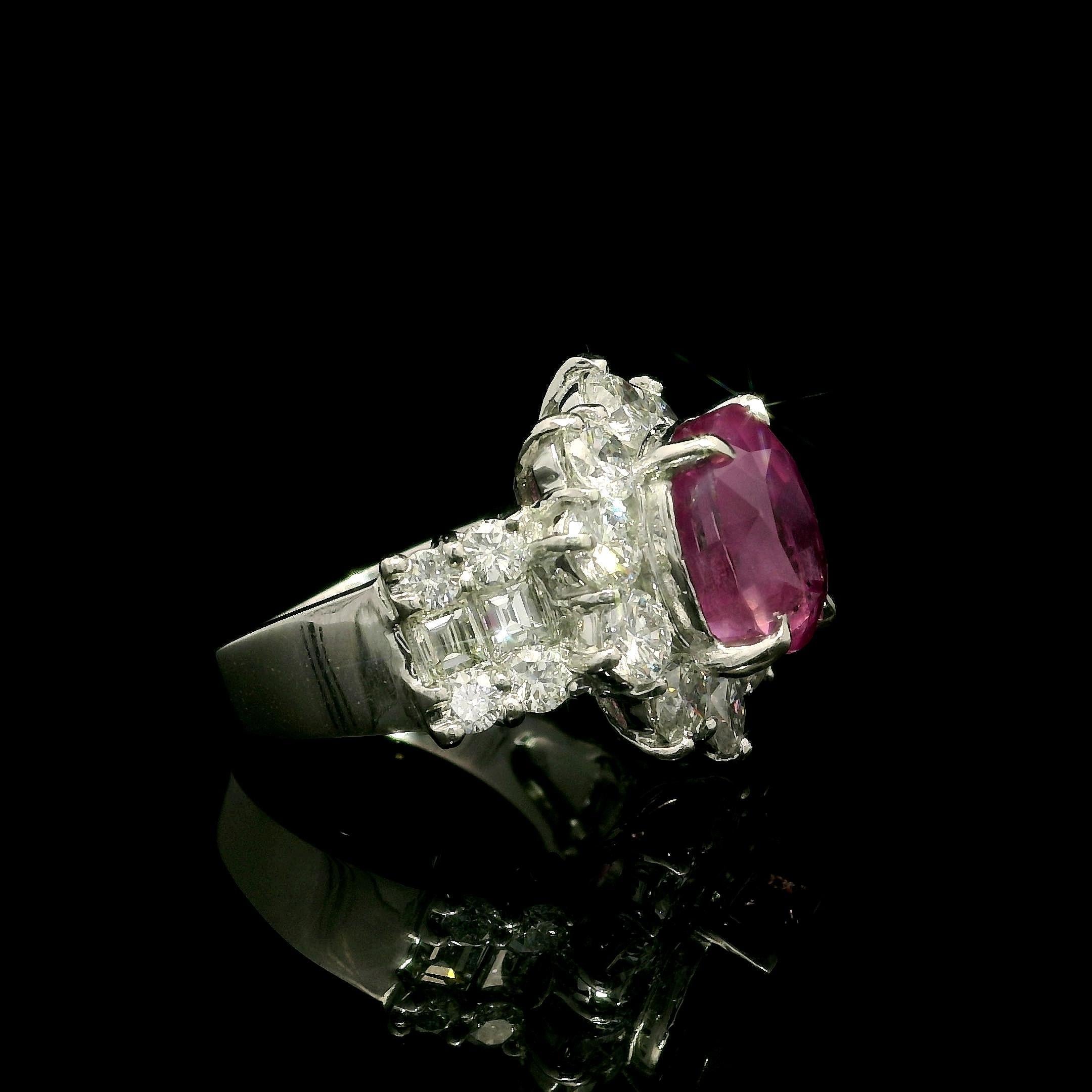 Anello in platino GIA 9,22ctw ovale senza calore con zaffiro rosa di Birmania e diamanti in vendita 8